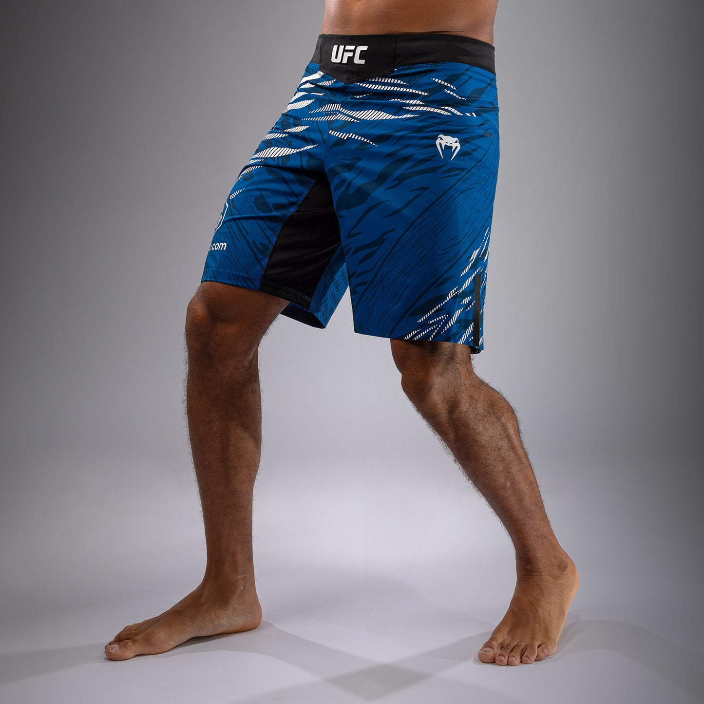 UFC Fusion by Venum Authentic Fight Night Shorts de Lucha para Hombre - Ajuste Largo - Azul