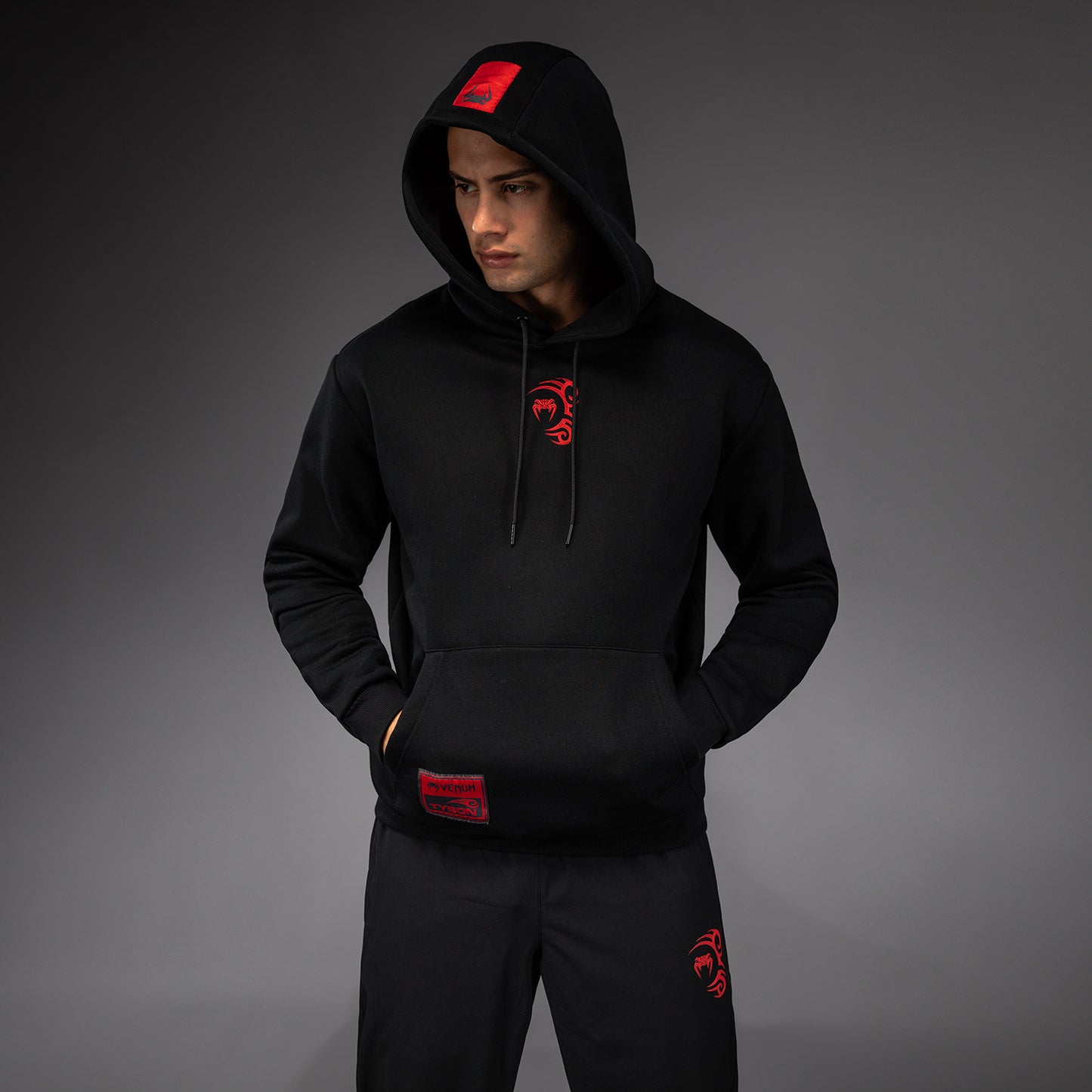 Venum x Mike Tyson Tiger Sudadera con Capucha - Negro Profundo/Rojo Intenso