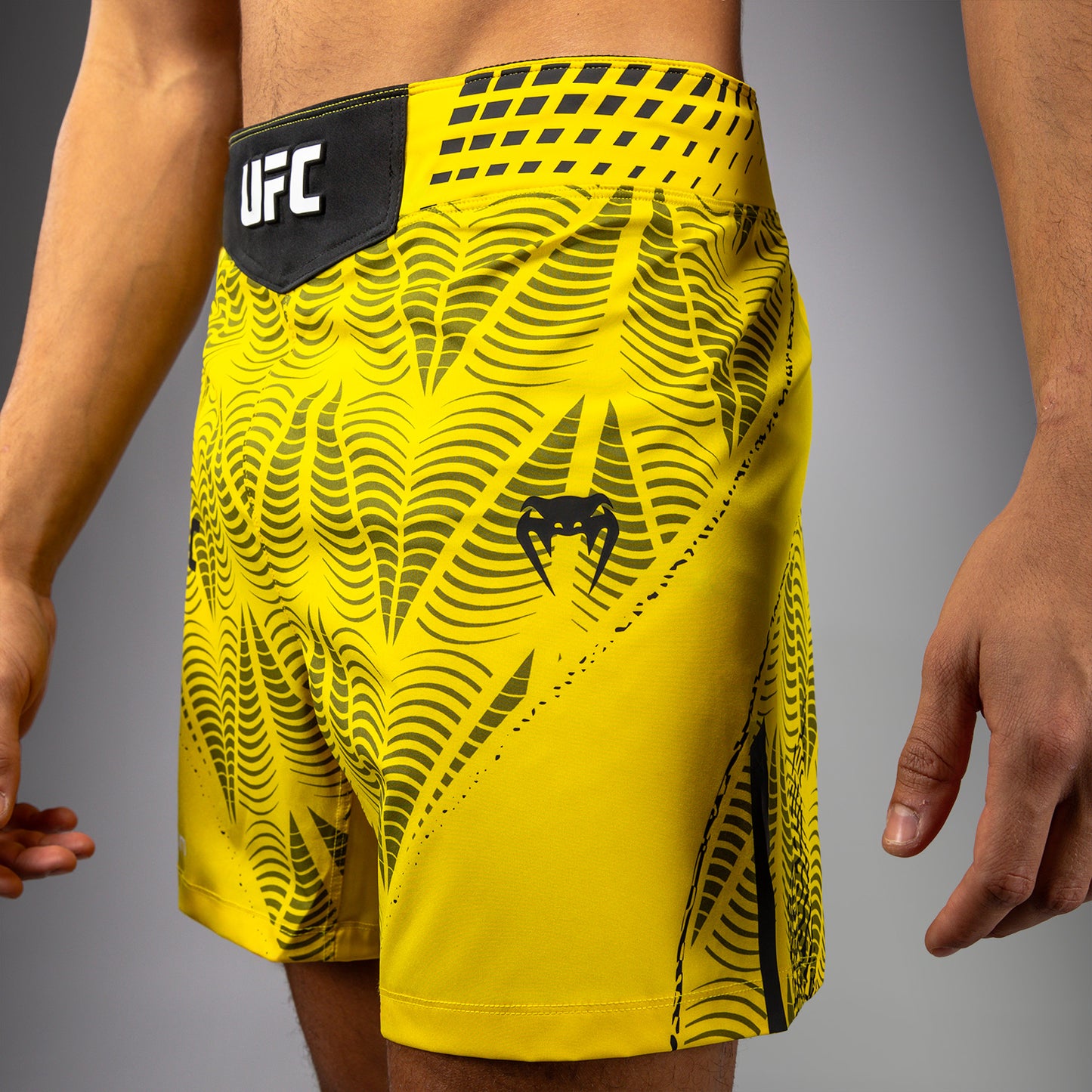 UFC Zenith by Venum Authentic Fight Night Short de pelea ajuste corto Hombre - Amarillo