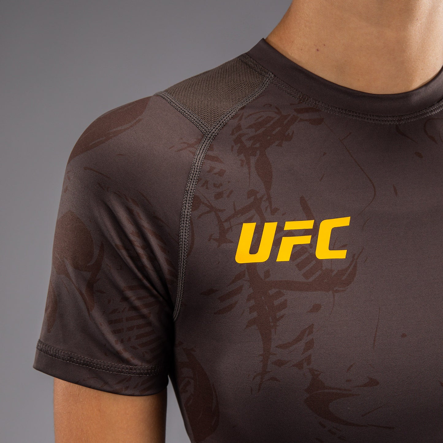UFC Fusion by Venum Fight Week Rashguard de Manga Corta de Rendimiento para Mujer - Solid Marrón tierra