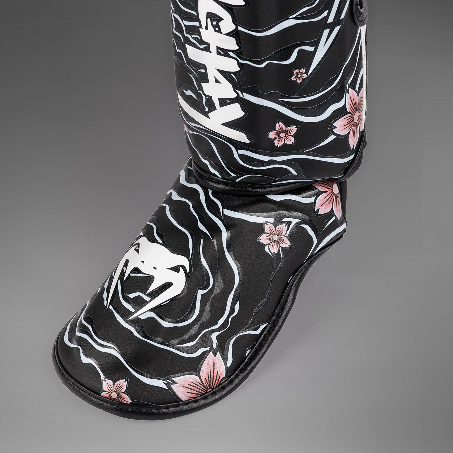 Venum x Tawanchay Espinilleras – Negro/Blanco