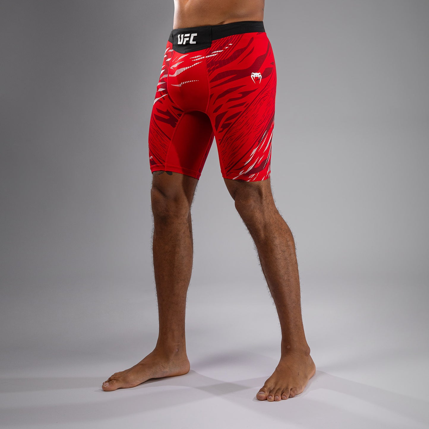 UFC Fusion by Venum Authentic Fight Night Vale Tudo Shorts para Hombre - Rojo