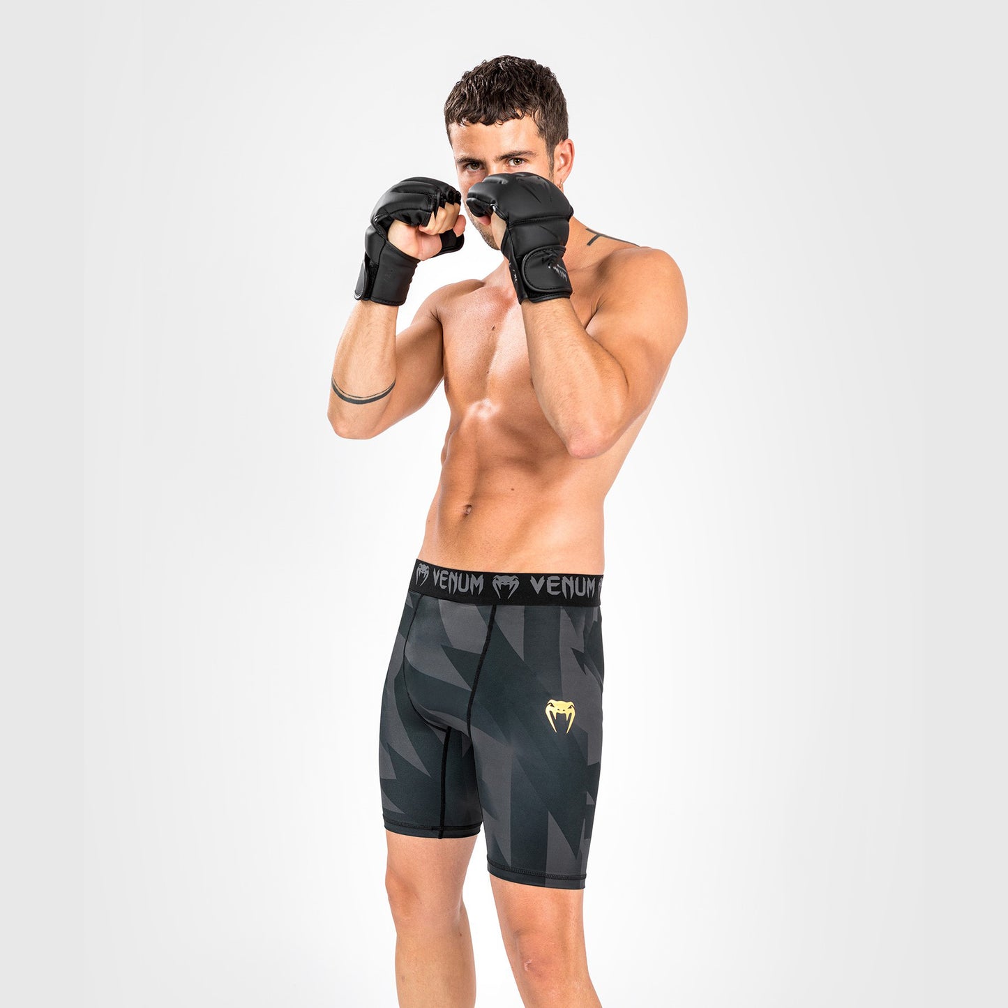 Shorts Vale Tudo Venum Razor - Negro/Oro