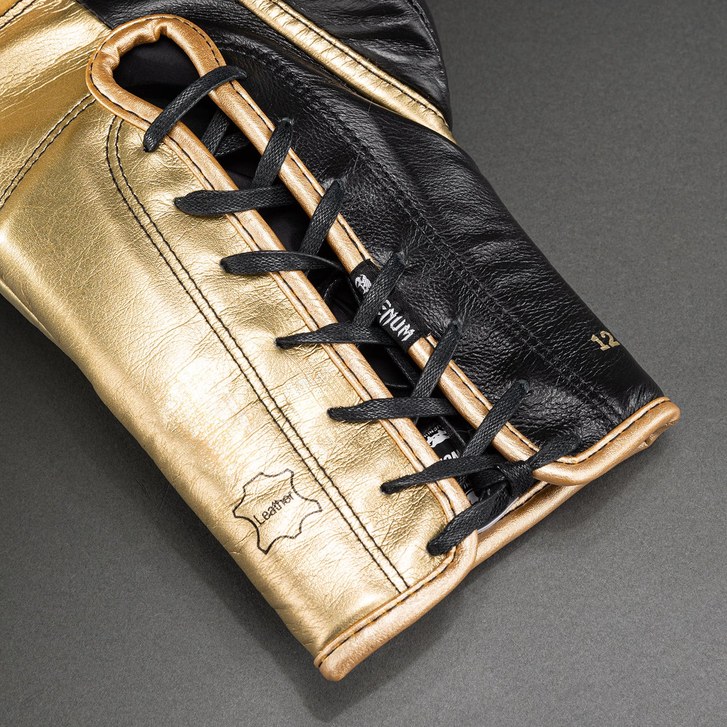 Guantes de boxeo profesionales Venum Shield con cordones - Negro/Dorado