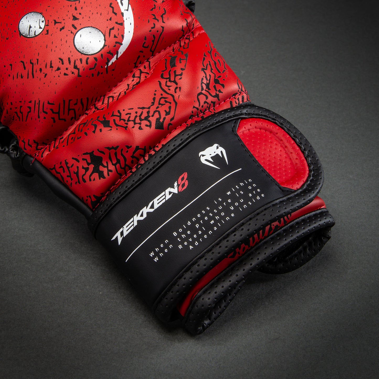 Venum x TEKKEN 8 Guantes de sparring Kazuya - Rojo/Negro