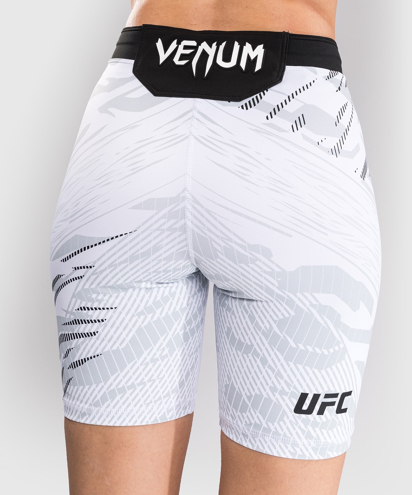 UFC Fusion by Venum Authentic Fight Night Vale Tudo Shorts para Mujer - Ajuste Largo - Blanco