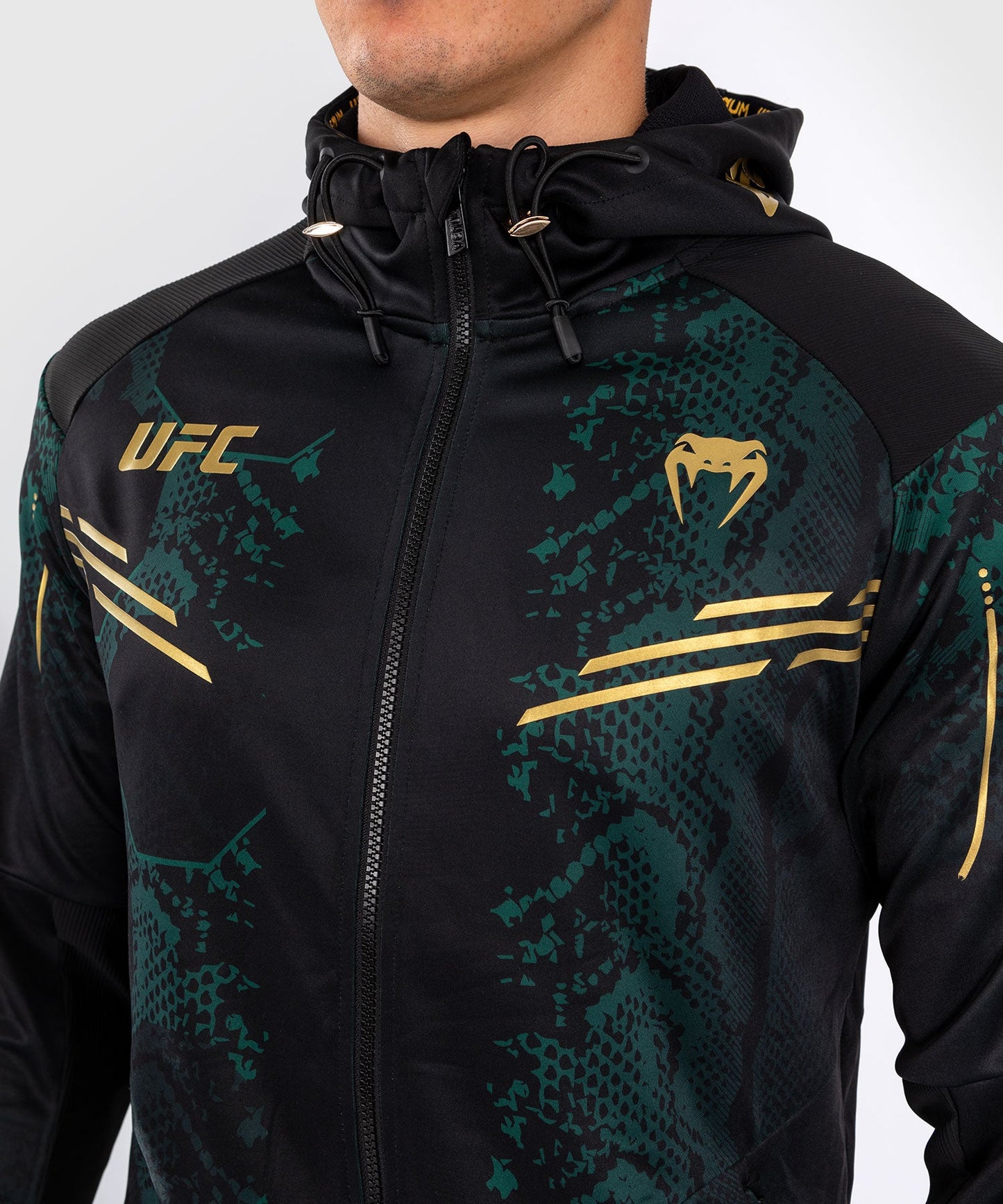 UFC Adrenaline by Venum Personalized Authentic Fight Night Sudadera con capucha Walkout para hombre - Emerald Edition - Verde/Negro/Dorado