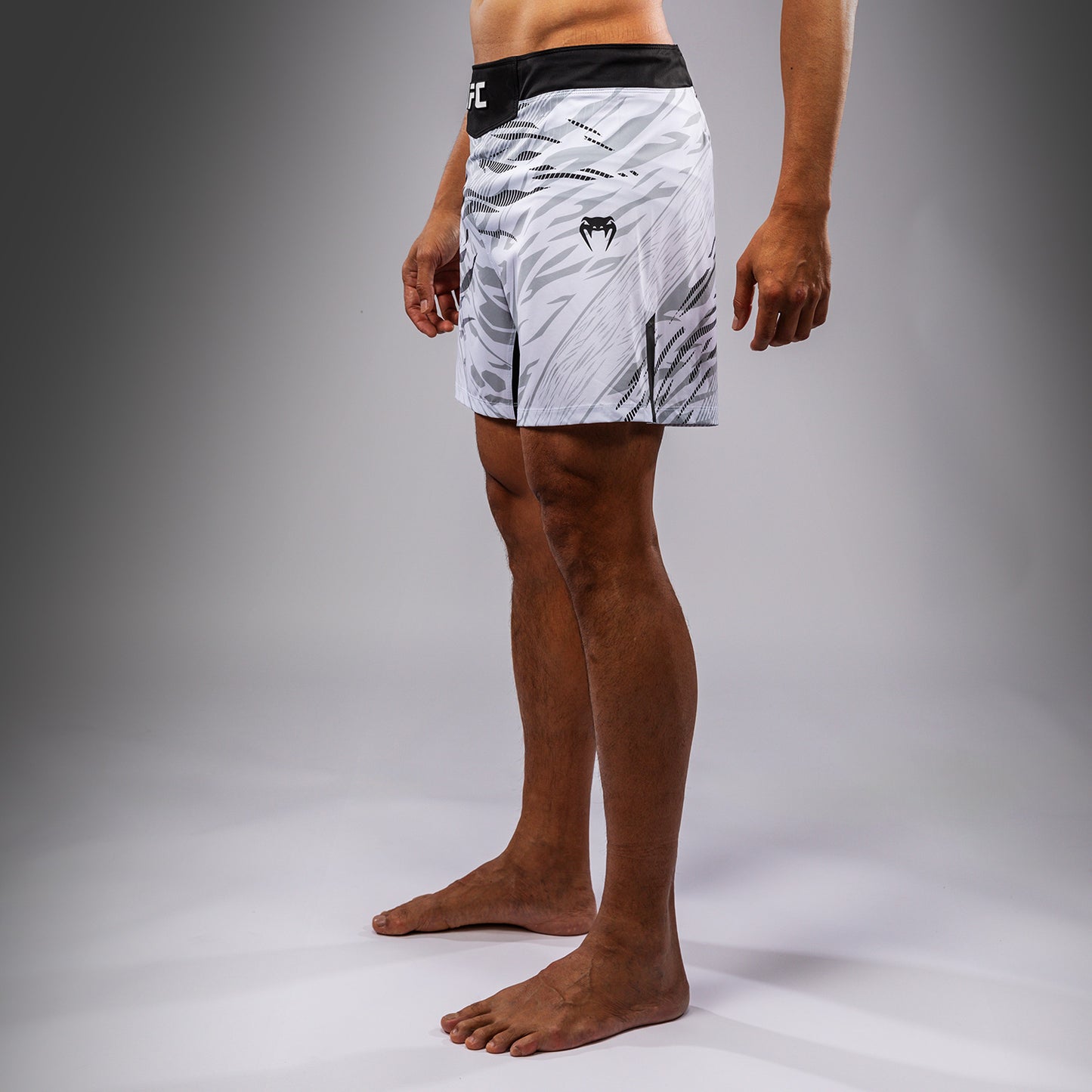 UFC Fusion by Venum Authentic Fight Night Shorts de Lucha para Hombre - Ajuste Corto - Blanco