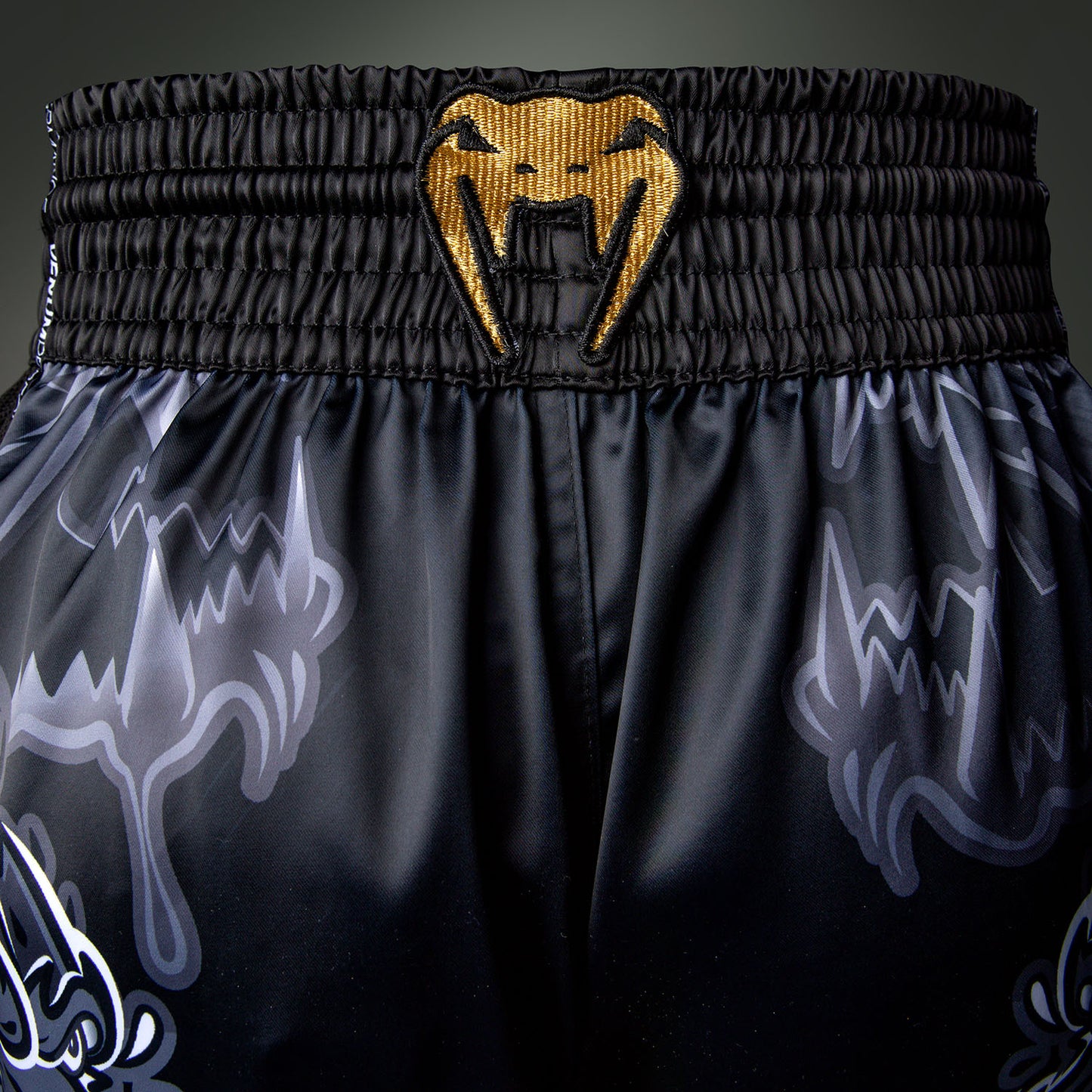 Venum Wolf Atak Short de Muay Thai – Negro/Gris