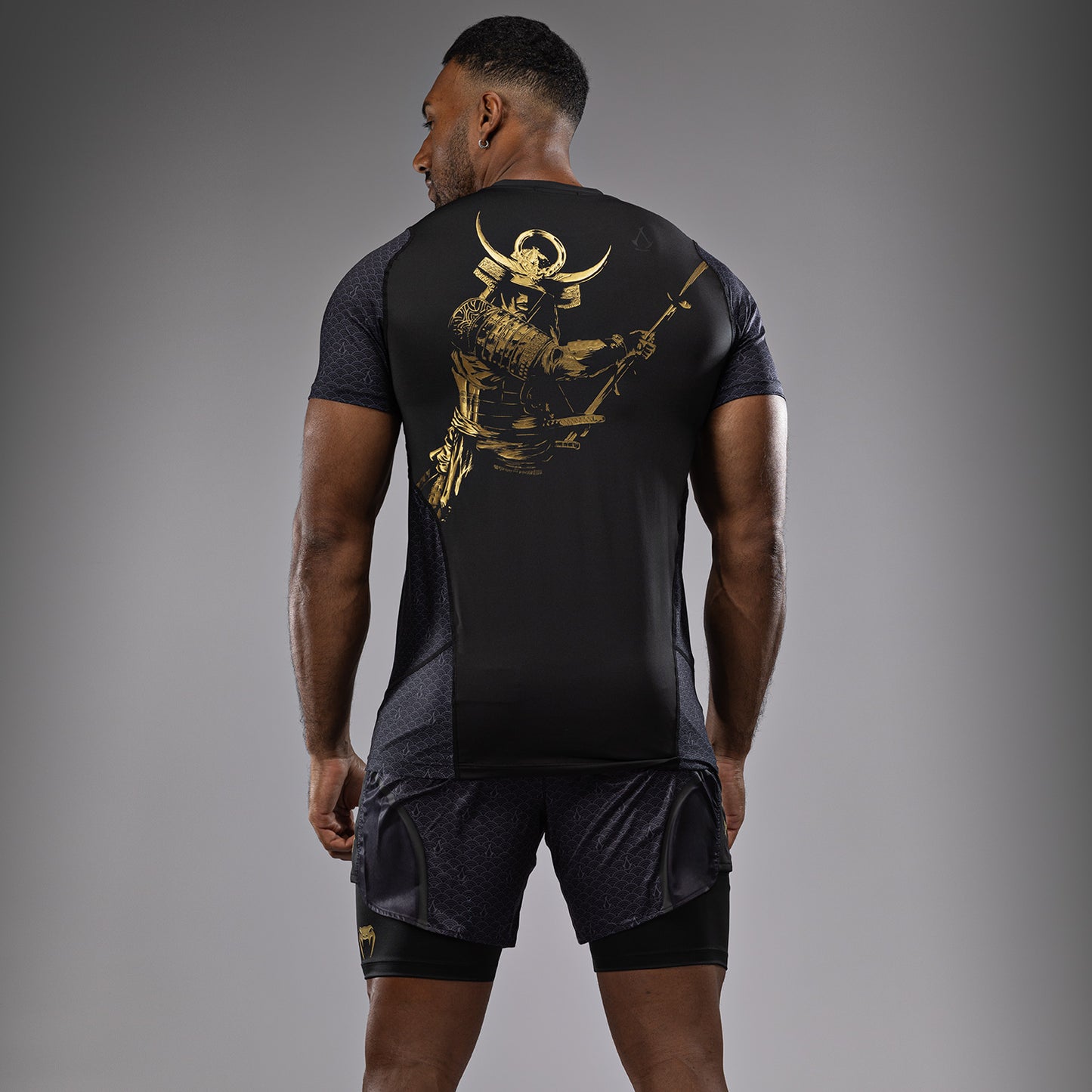Venum x Assassin’s Creed Shadows Camiseta Dry-Tech Hombre - Negra/Oro
