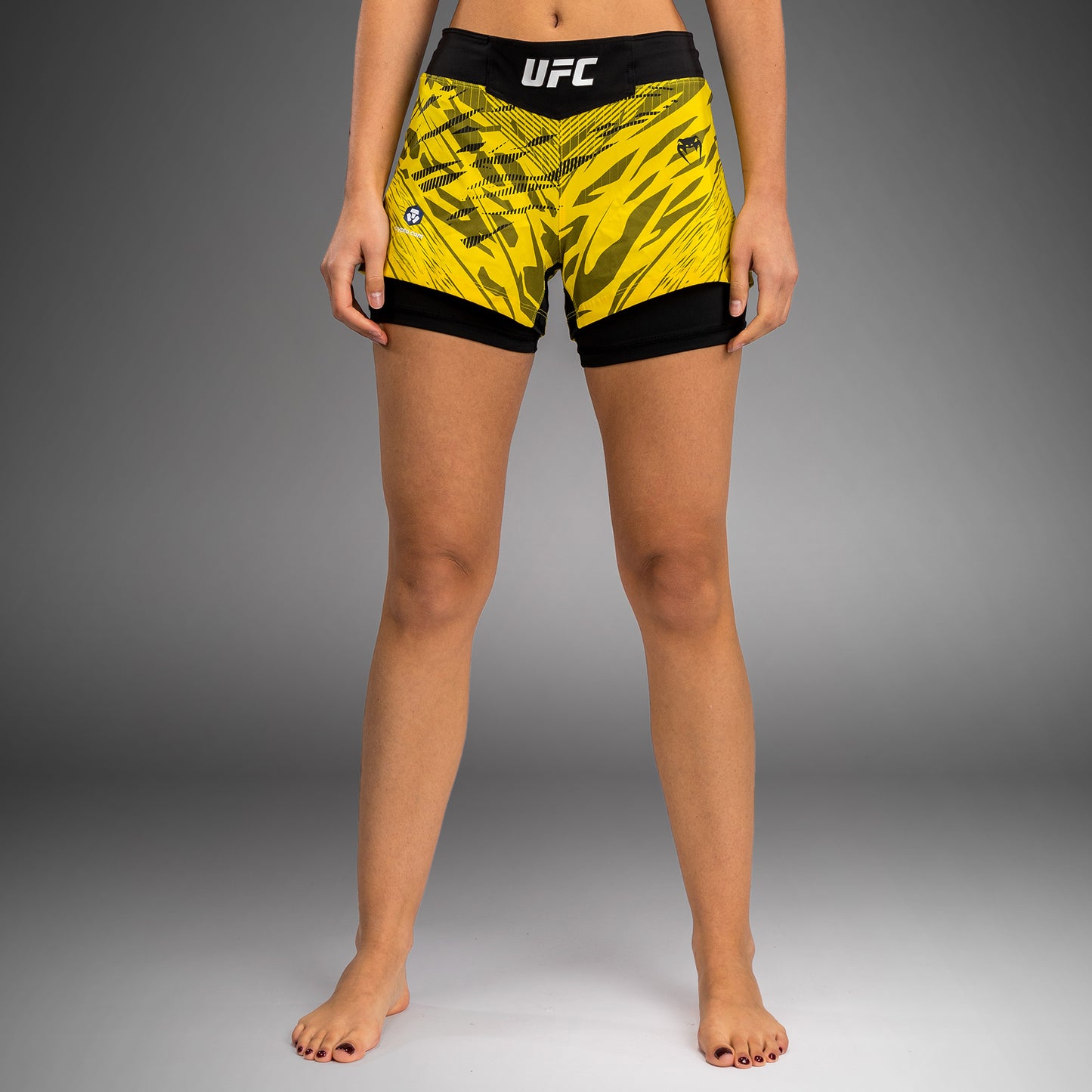 UFC Fusion by Venum Authentic Fight Night Shorts de Lucha para Mujer - Amarillo