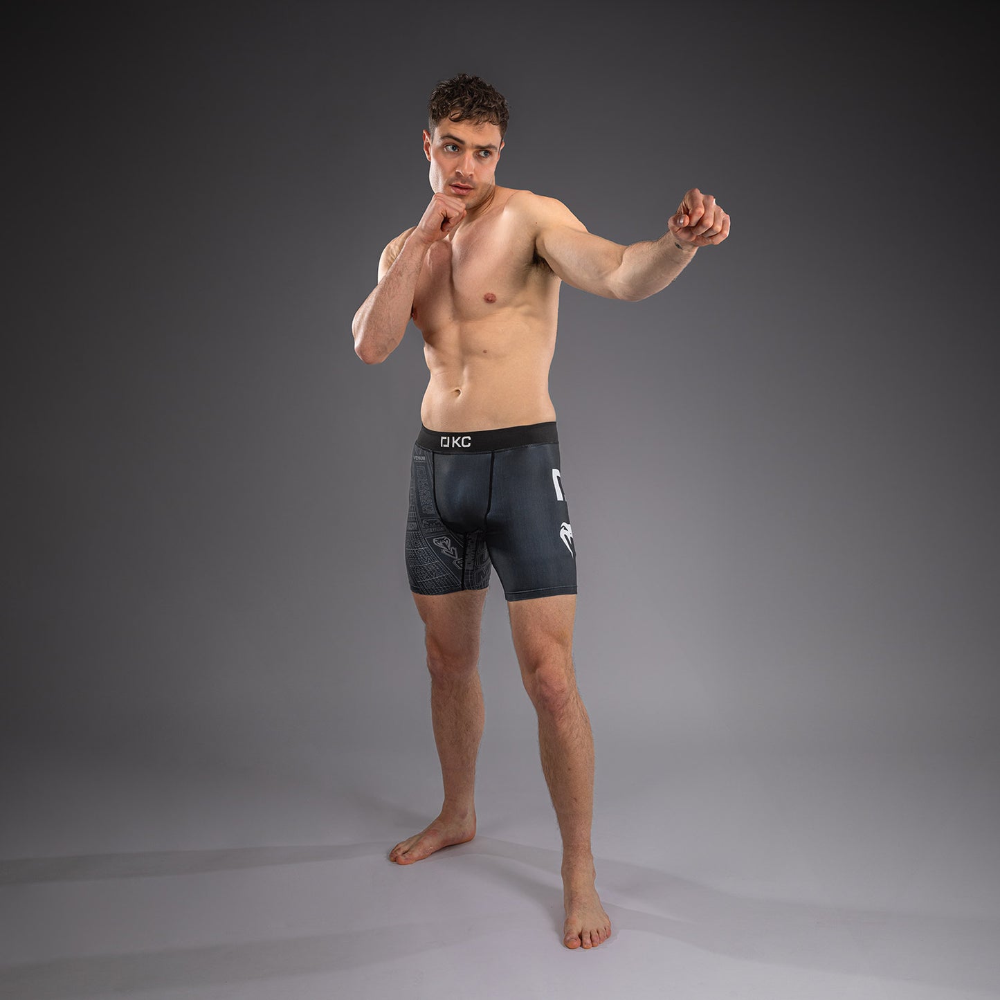 Karate Combat by Venum Short de Compresión – Negro/Gris