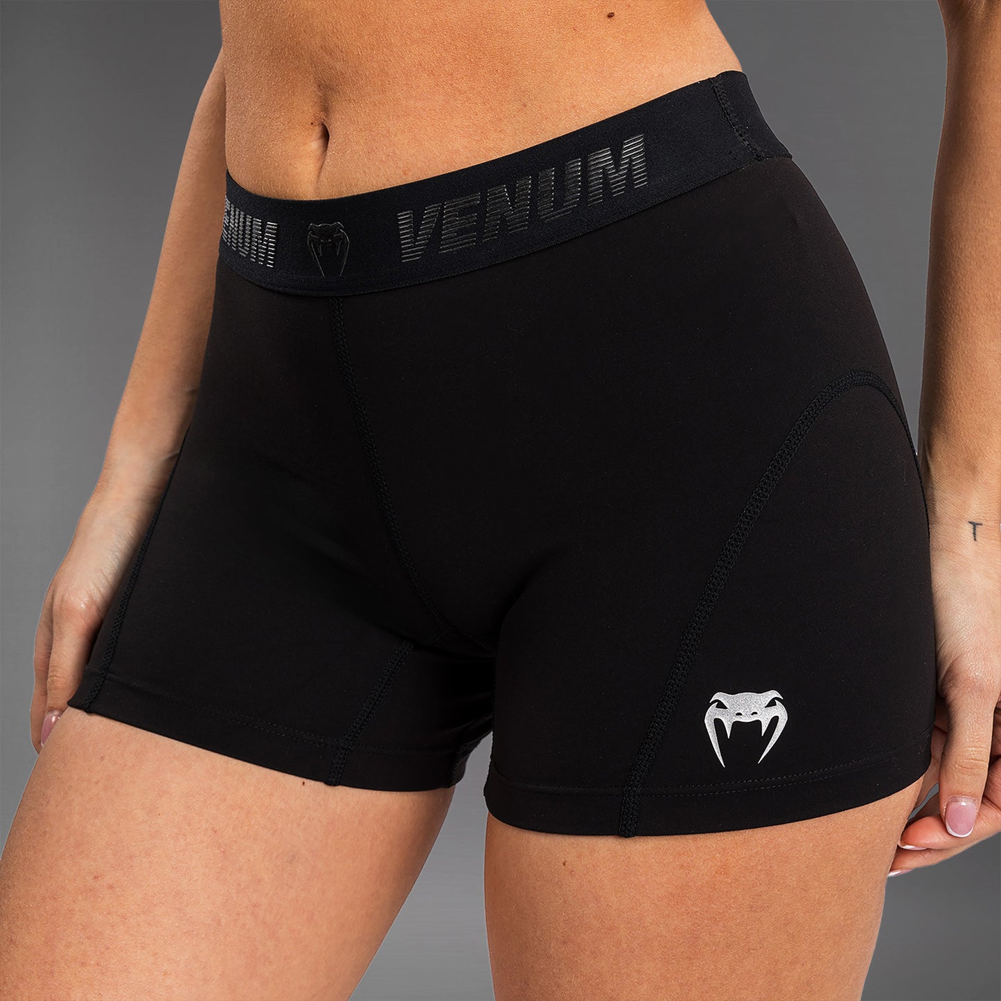 Venum Elevate Short Vale Tudo para mujer - Negro