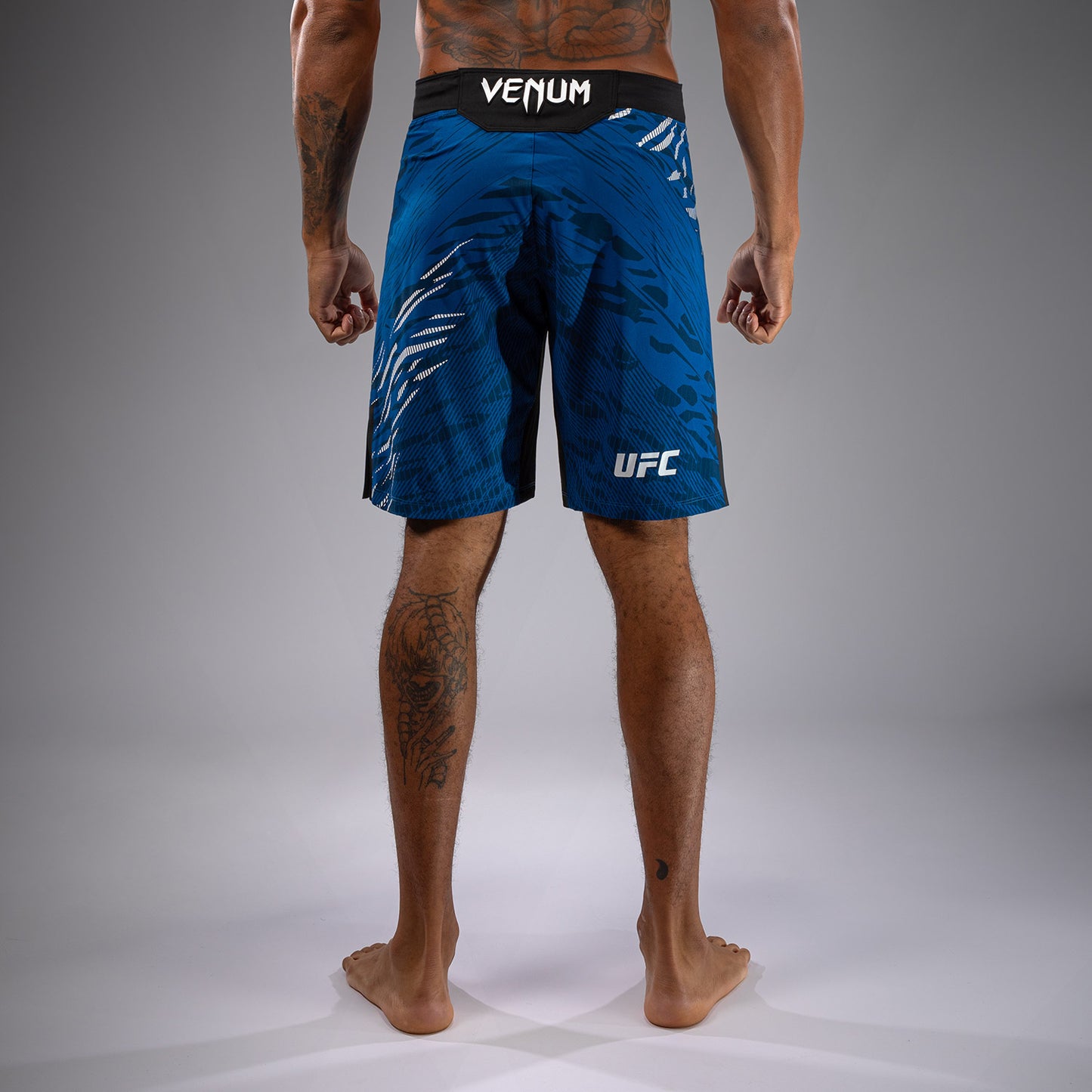 UFC Fusion by Venum Authentic Fight Night Shorts de Lucha para Hombre - Ajuste Largo - Azul