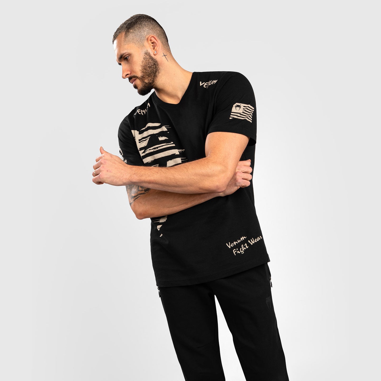 CAMISETA VENUM GIANT USA - REGULAR FIT - NEGRA