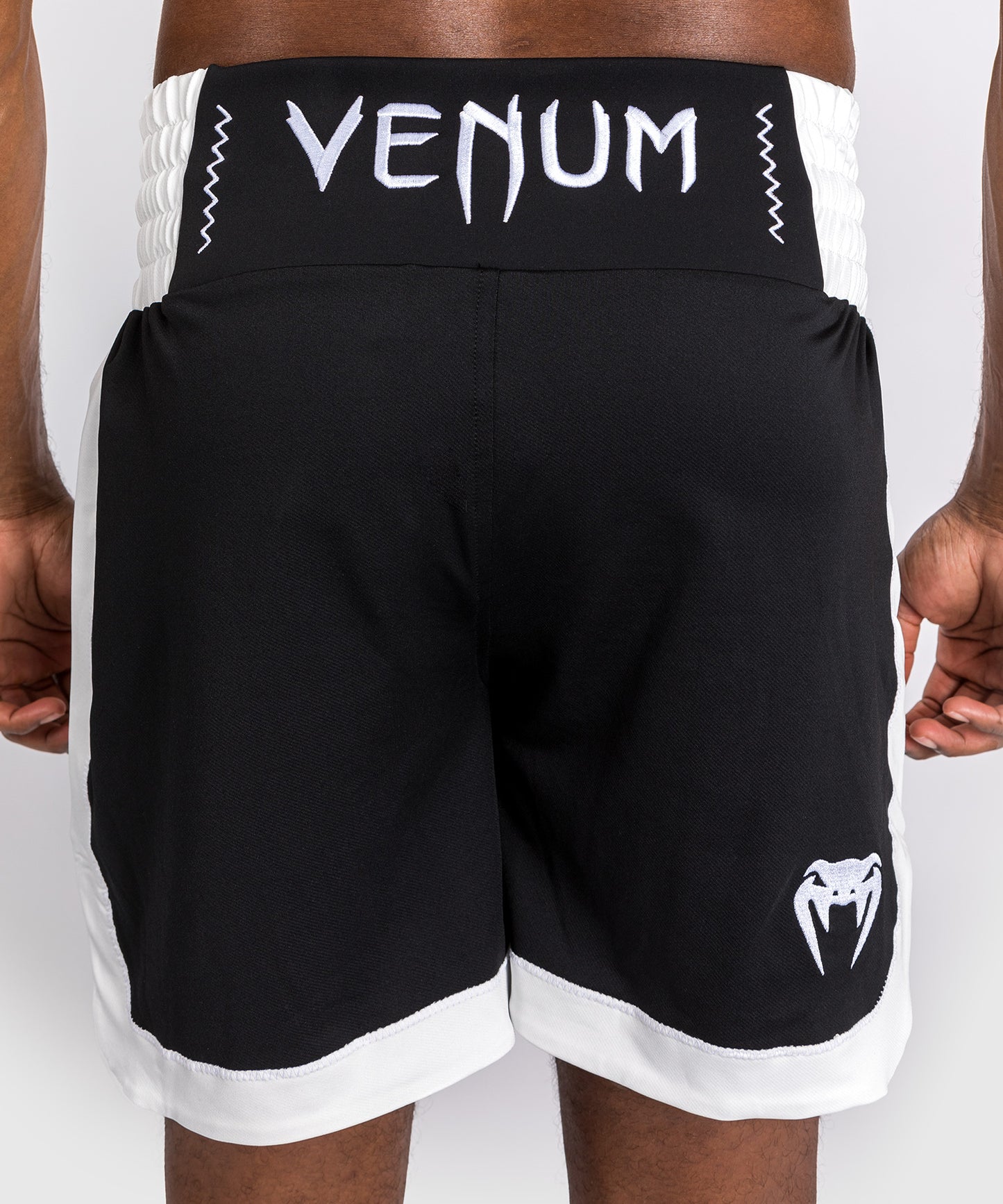 Venum Classic Boxing Shorts - Negro/Blanco