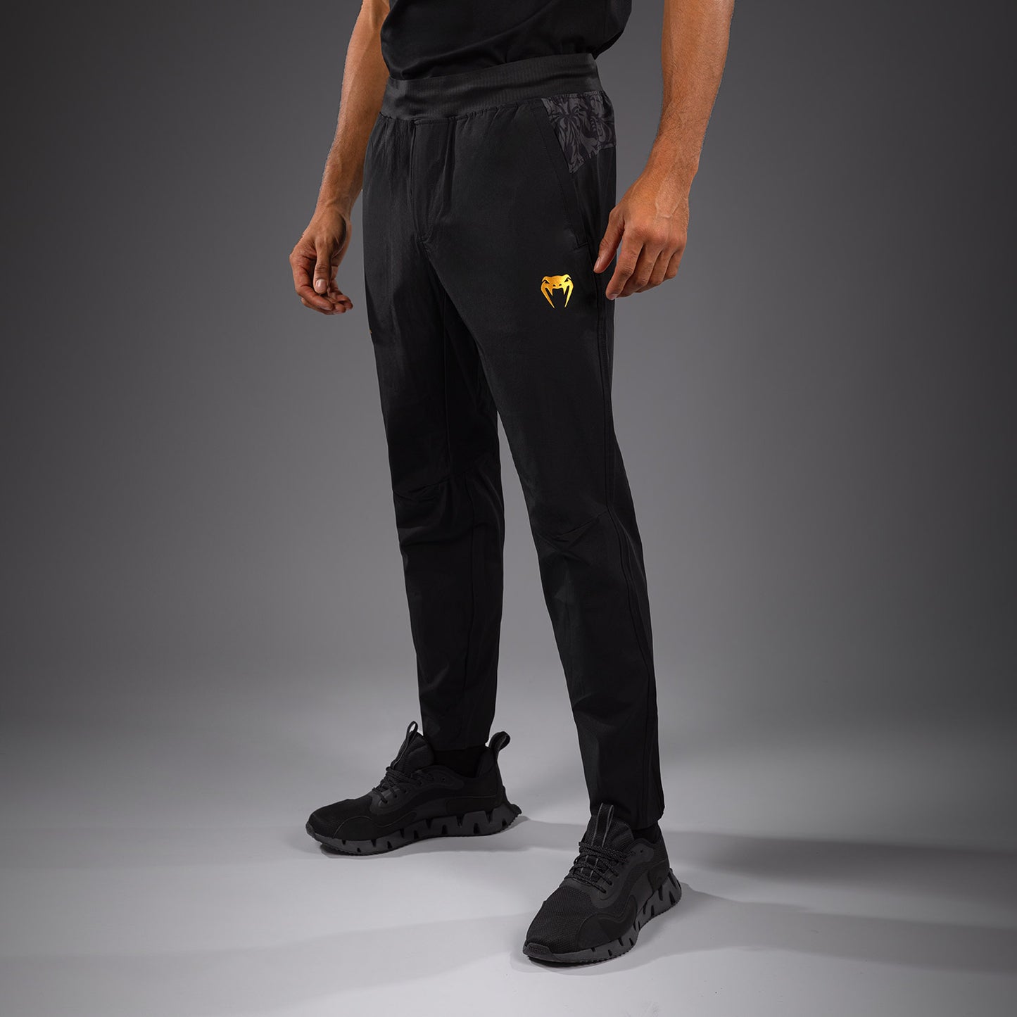 Venum x Topuria Unmatched Edition Pantalones de chándal - Negro/Dorado