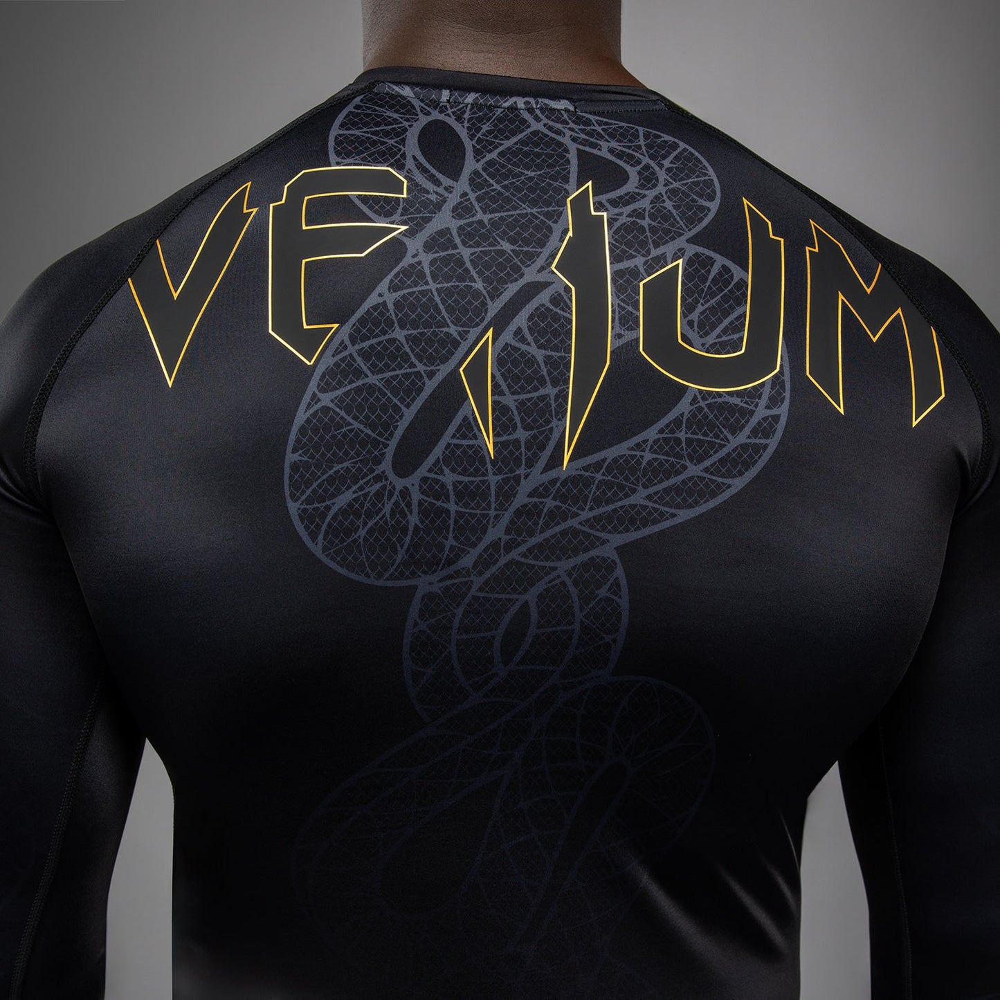 Venum Serpenti Rashguard Manga Larga – Negro/Plata/Dorado