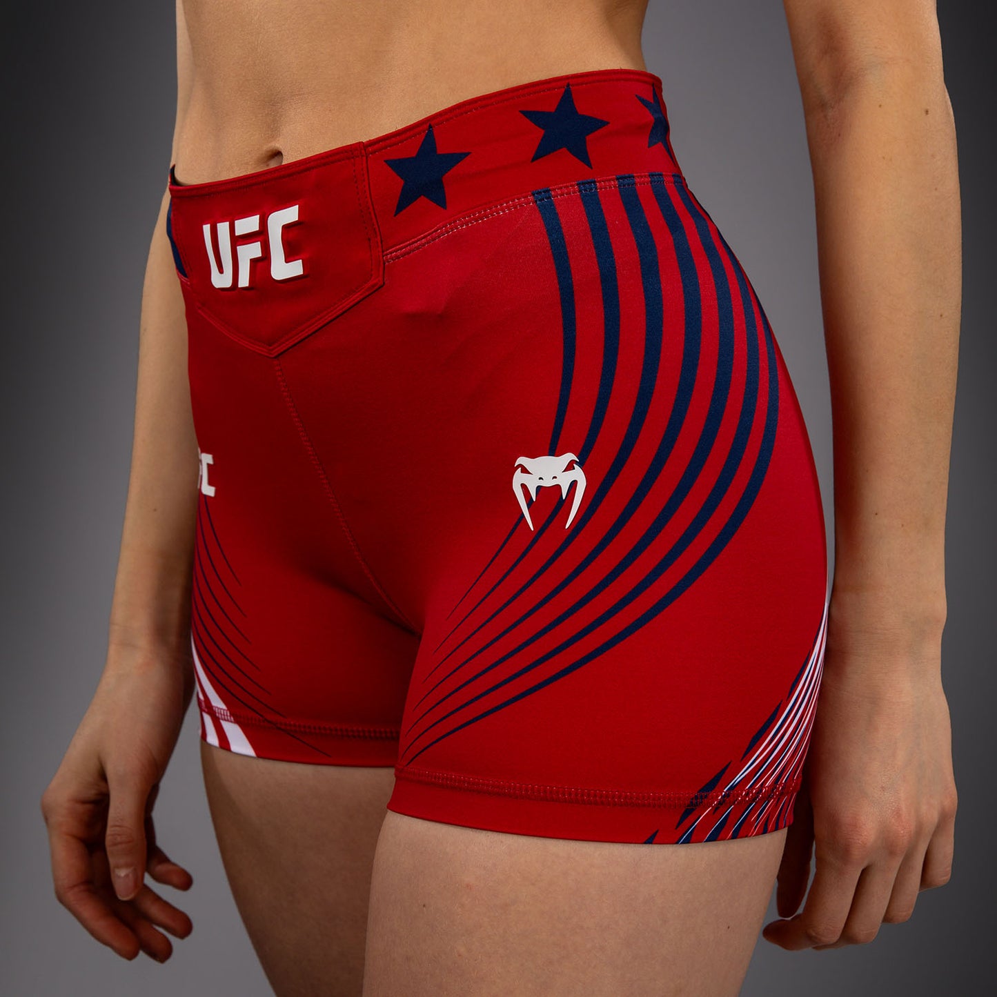 Official UFC Freedom 250 by Venum Authentic Vale Tudo Shorts de ajuste corto para mujer - Rojo