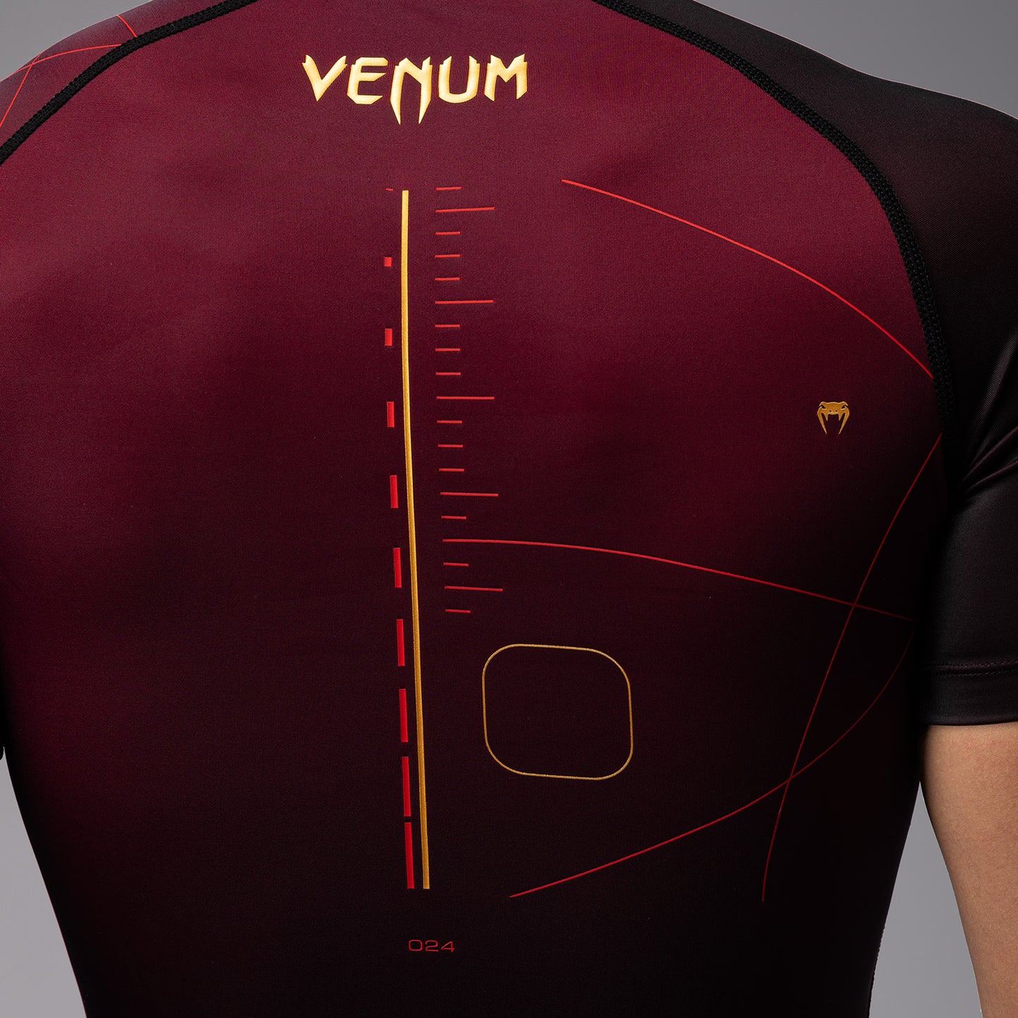 Venum Tactical XT Lycra de manga corta para hombre - Negra/Burdeos/Oro