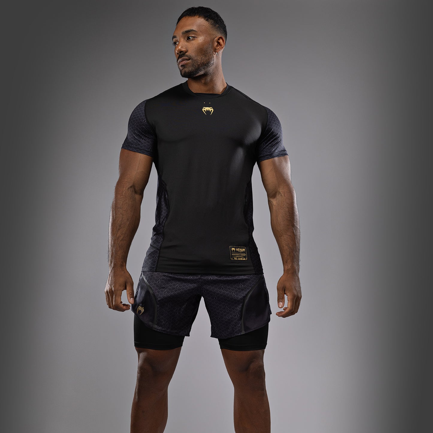 Venum x Assassin’s Creed Shadows Camiseta Dry-Tech Hombre - Negra/Oro