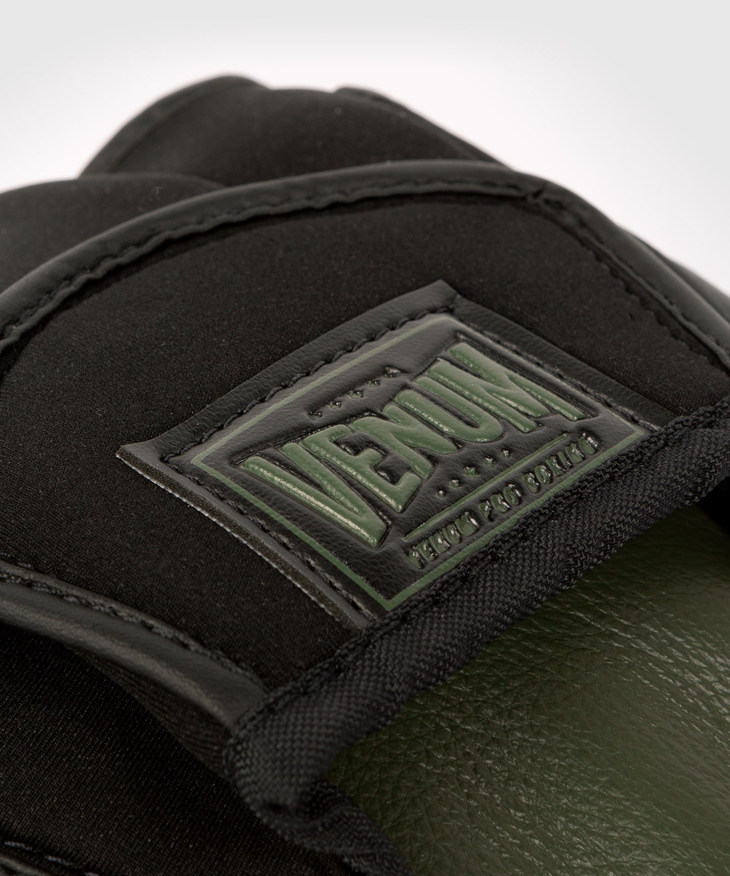 Mini Manoplas Curvadas Venum Pro Boxing (Par) - Caqui/Oro