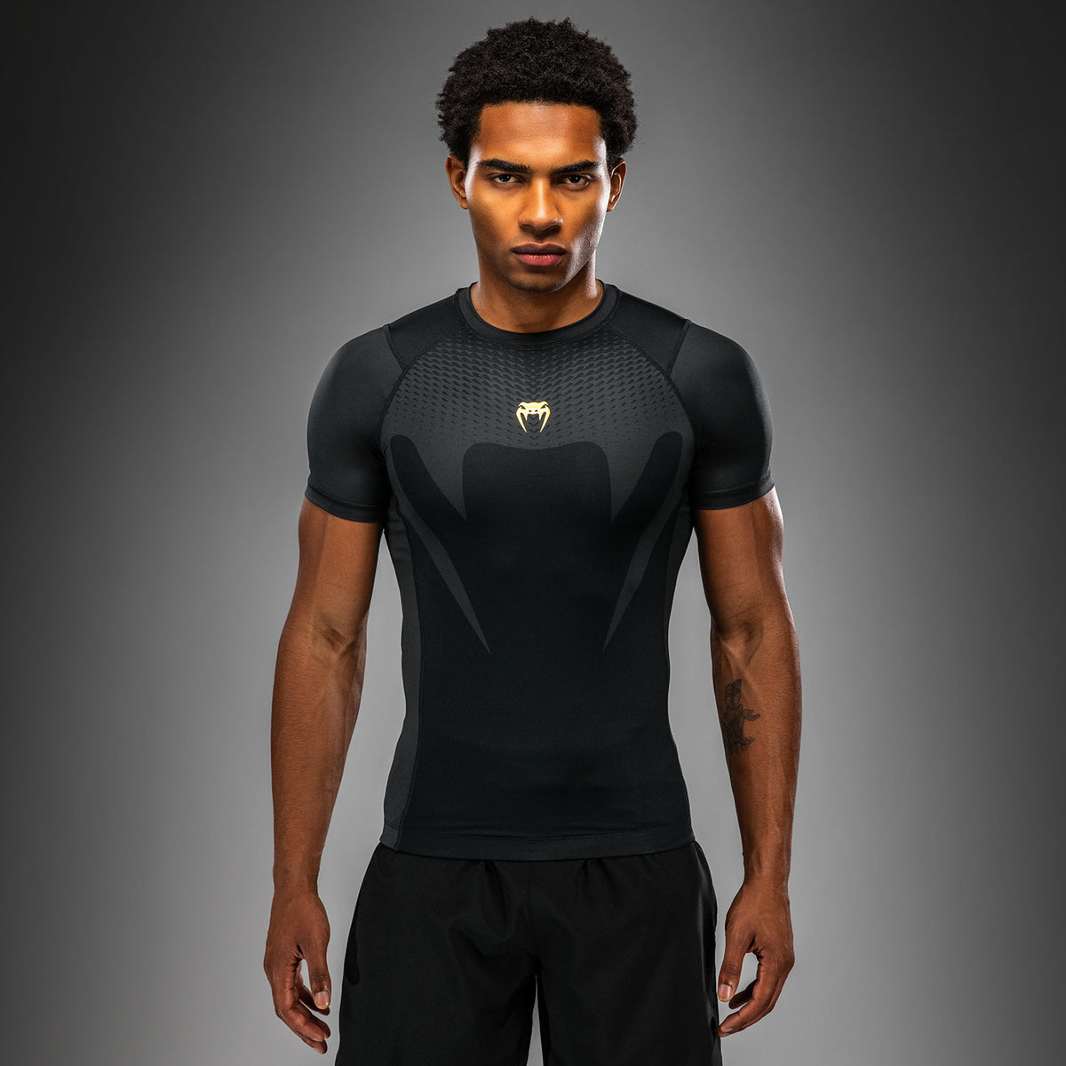 Venum Attack Rashguard de manga corta - Negro/Dorado