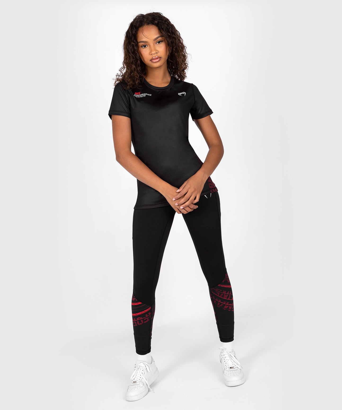UFC Venum Performance Institute 2.0 Camiseta Dry-Tech para Mujer - Negra/Roja