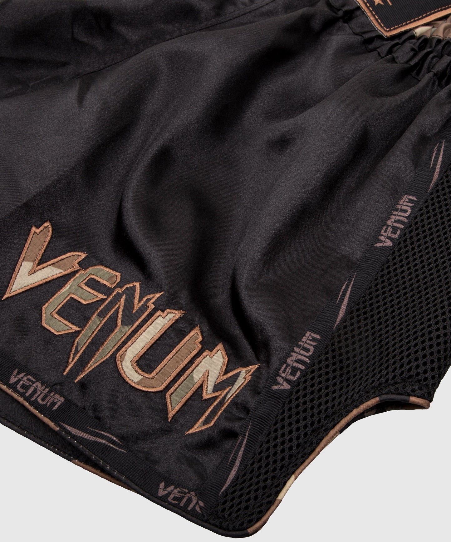 Pantalones Cortos de Muay Thai Venum Giant - Negro/Bosque Camo