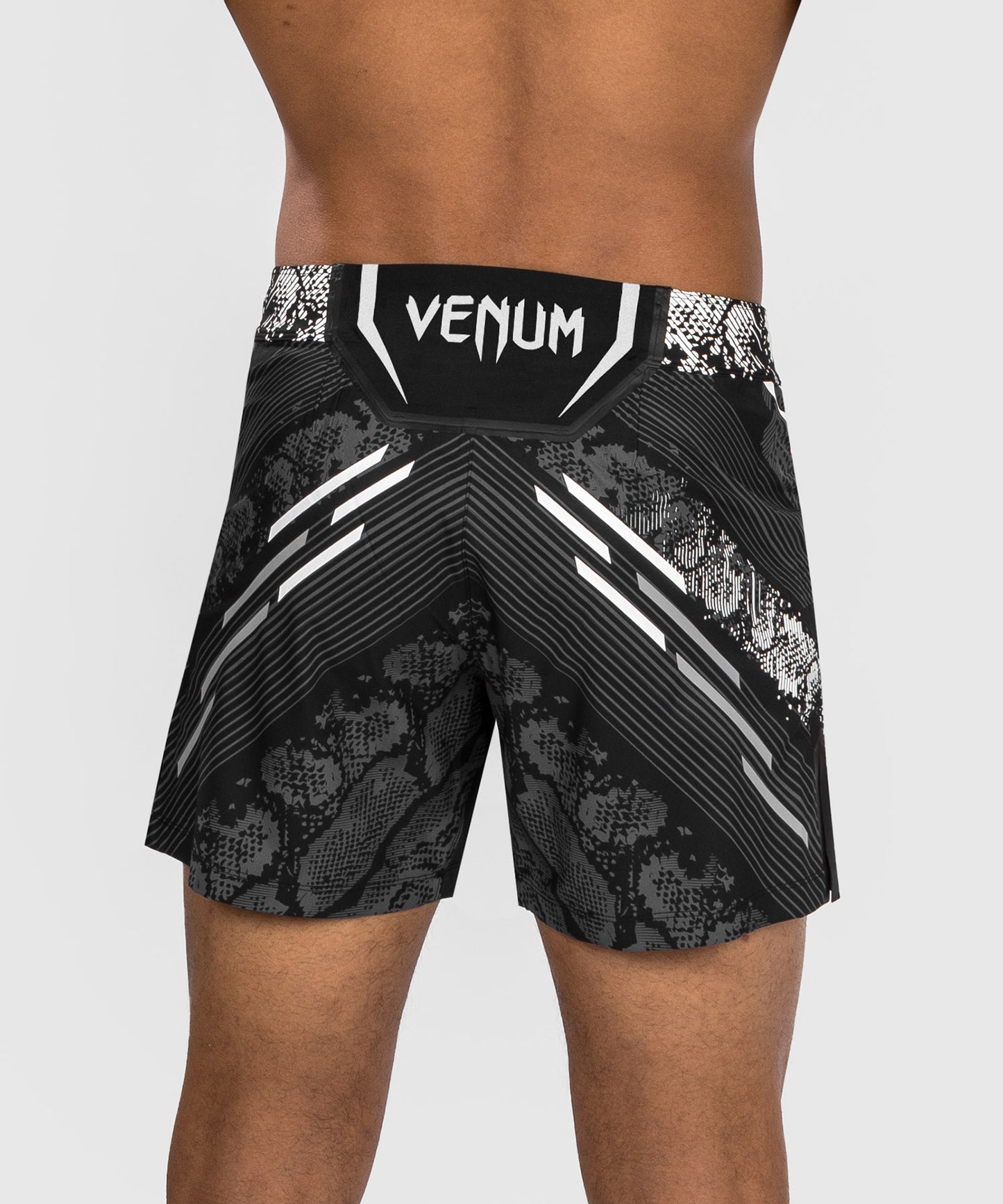 UFC Adrenaline by Venum Authentic Fight Night Pantalón corto de lucha para hombre - Corte Corto - Negro