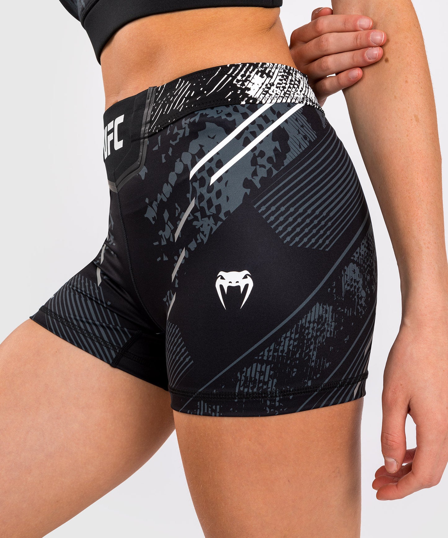 UFC Adrenaline by Venum Authentic Fight Night Short Vale Tudo Mujer - Short Fit - Negro