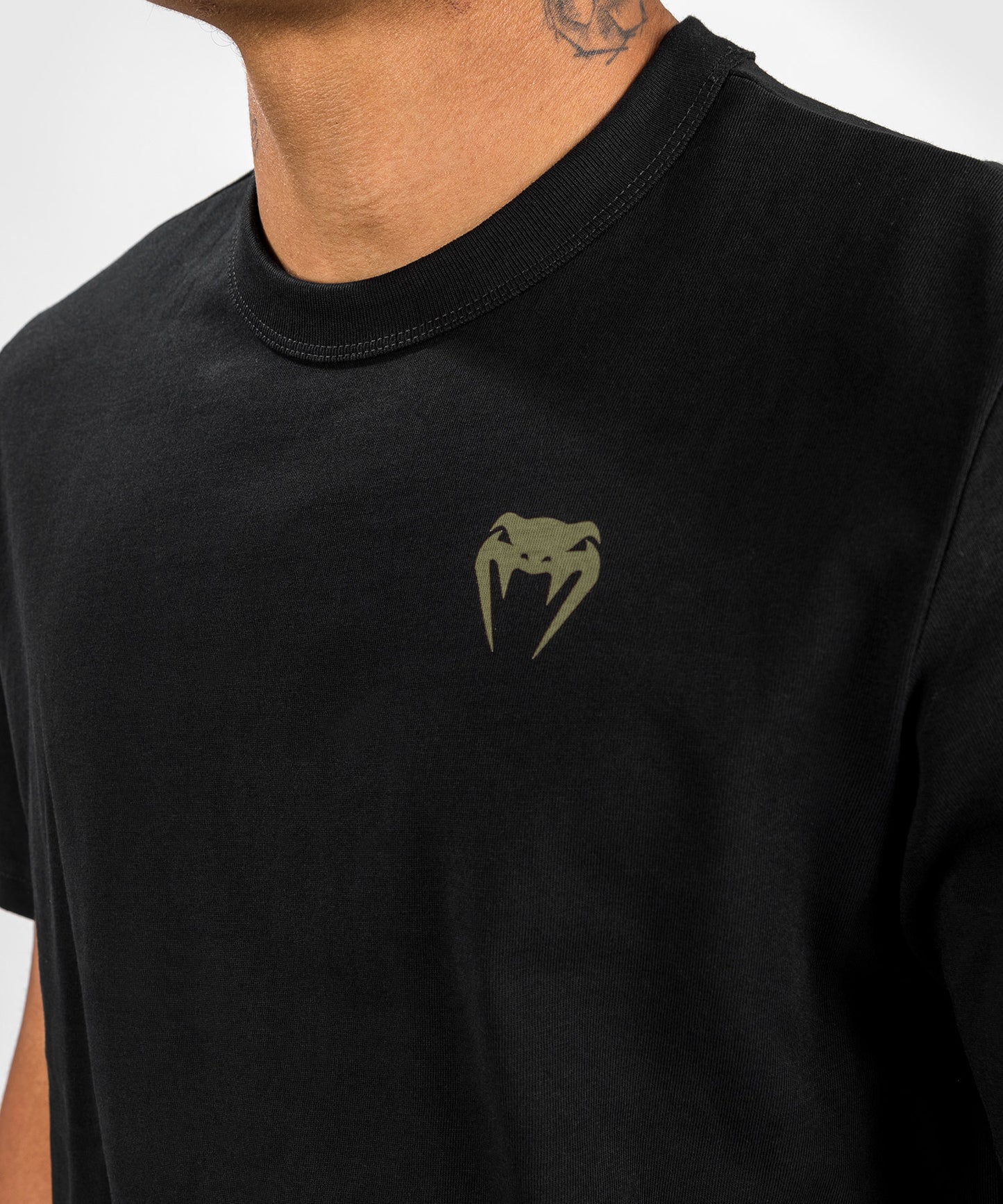 Camiseta Venum Fangs - Corte Recto - Negro