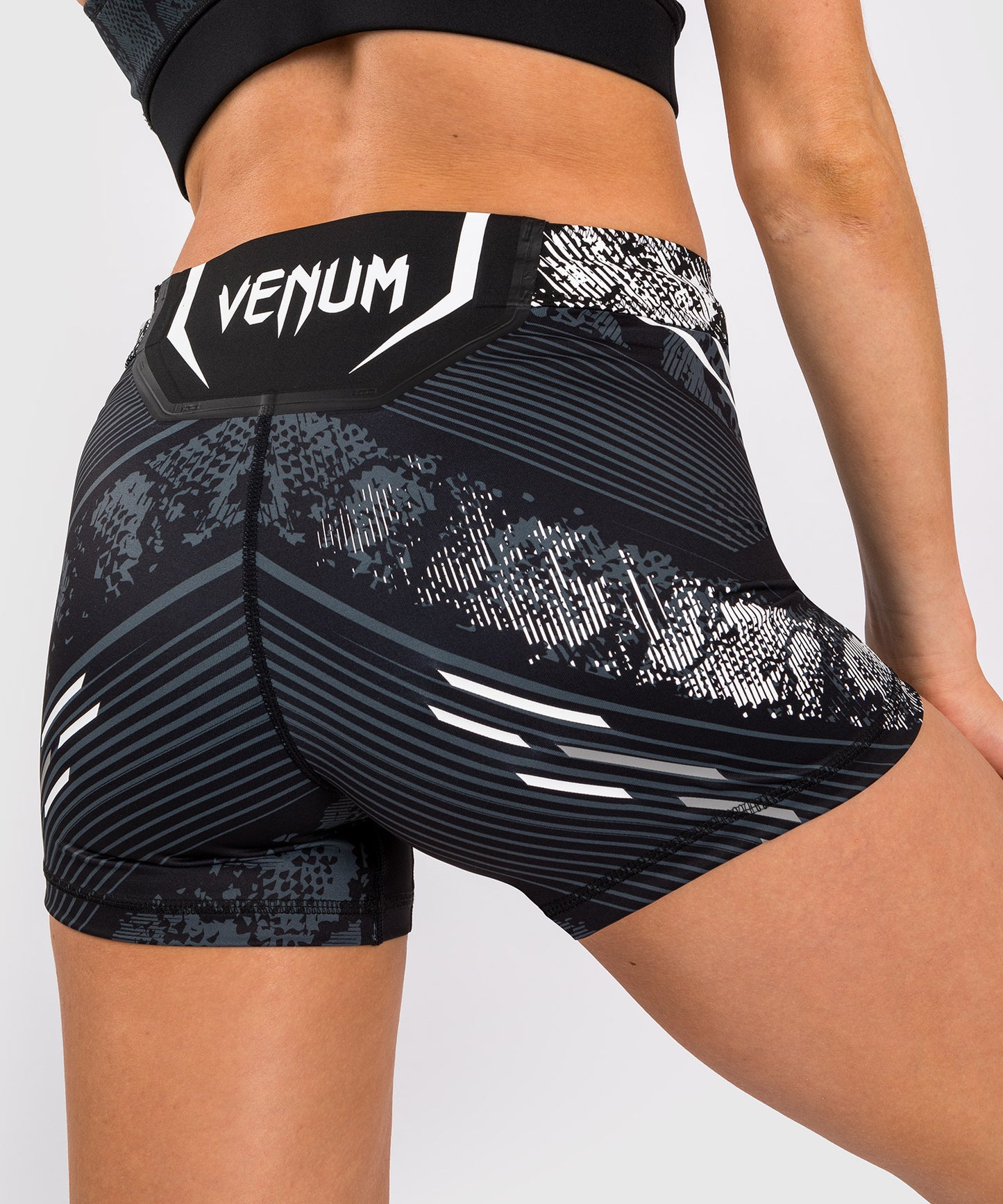 UFC Adrenaline by Venum Authentic Fight Night Short Vale Tudo Mujer - Short Fit - Negro