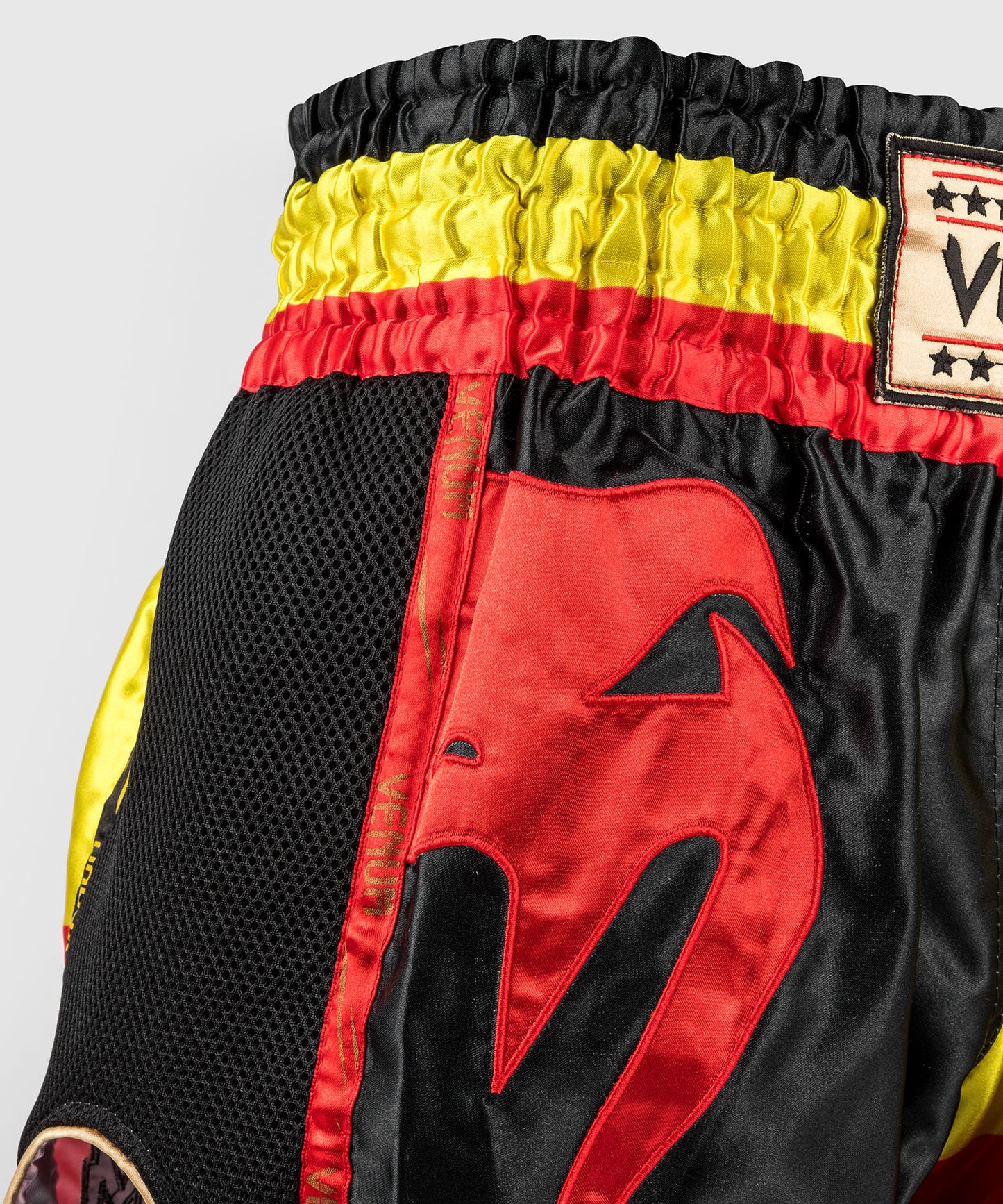 Pantalón corto Venum Giant Muay Thai - Negro/Amarillo/Rojo