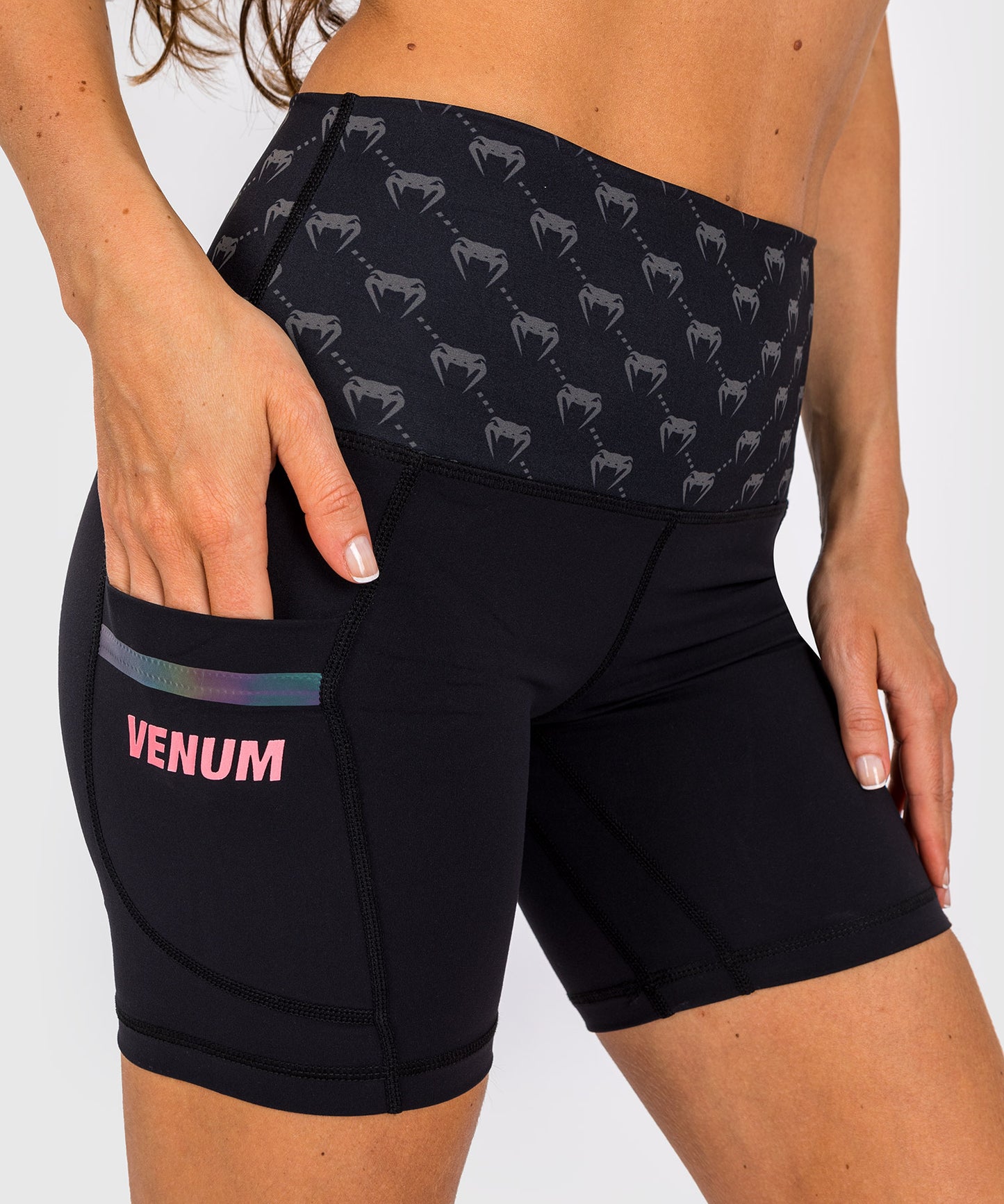 Shorts de Ciclismo Venum Monogram para Mujer – Negro/Oro Rosa