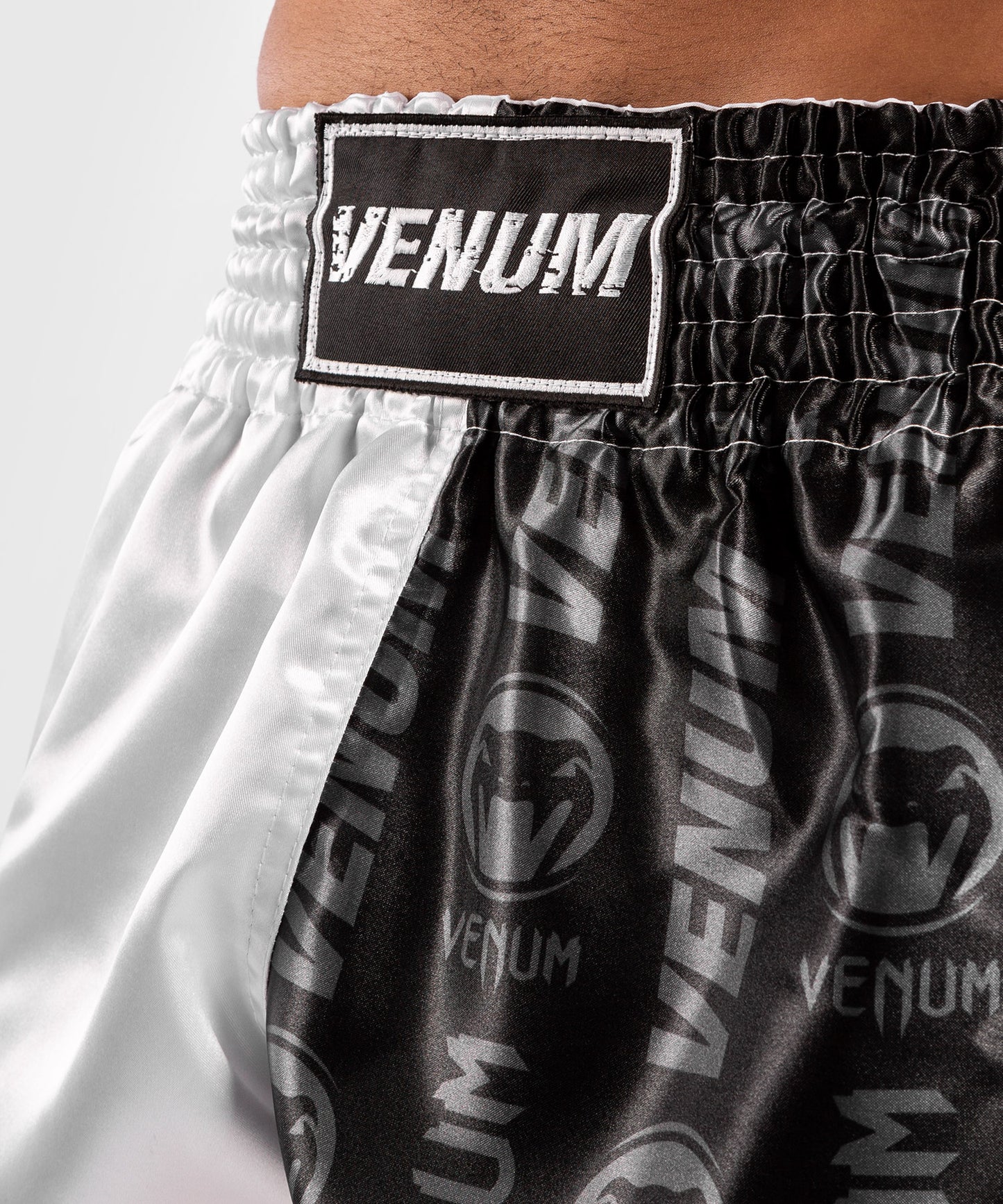 Pantalones cortos Venum Logos Muay Thai - Negro/Blanco