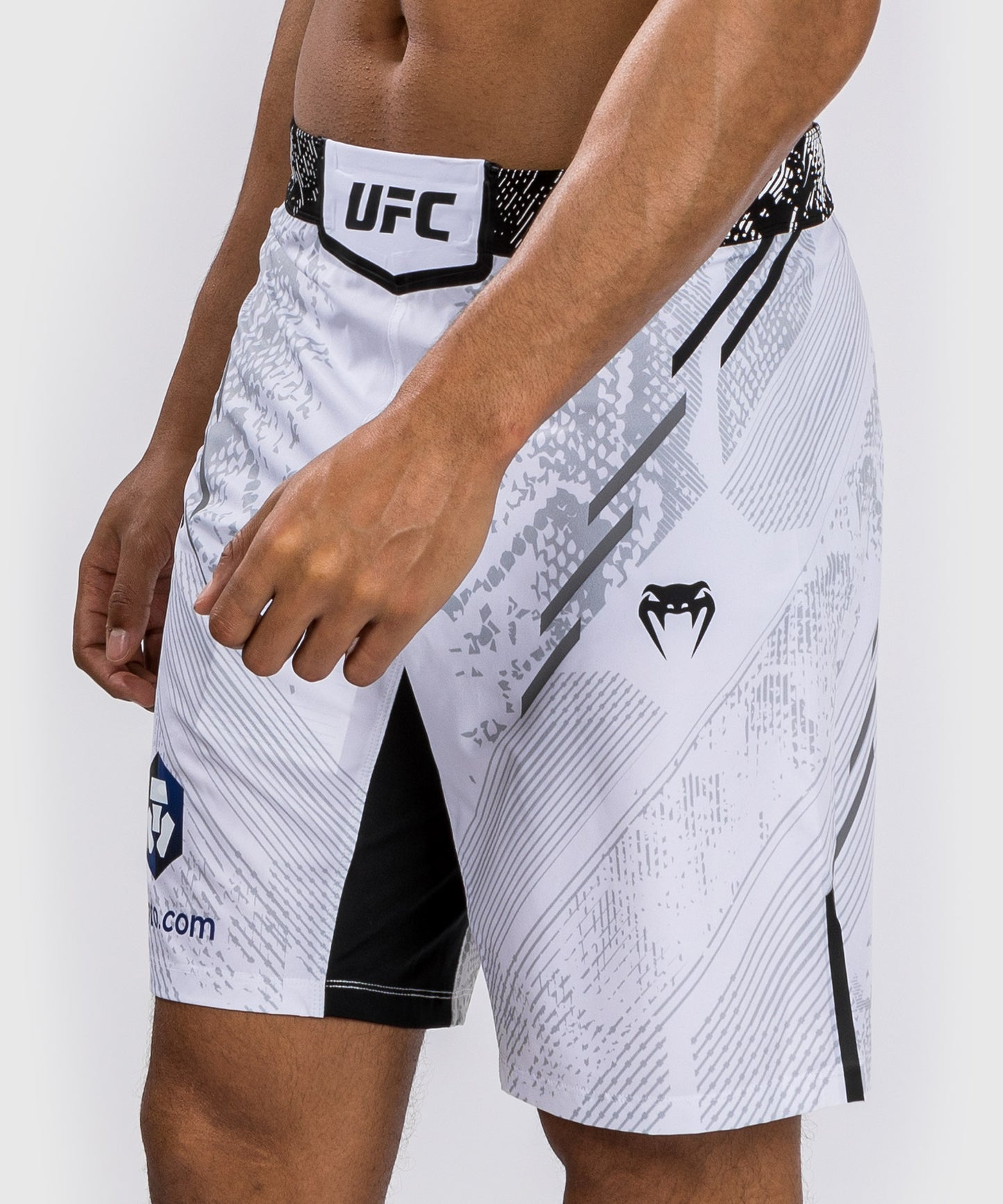 UFC Adrenaline by Venum Authentic Fight Night Pantalón corto de lucha para hombre - Corte largo - Blanco