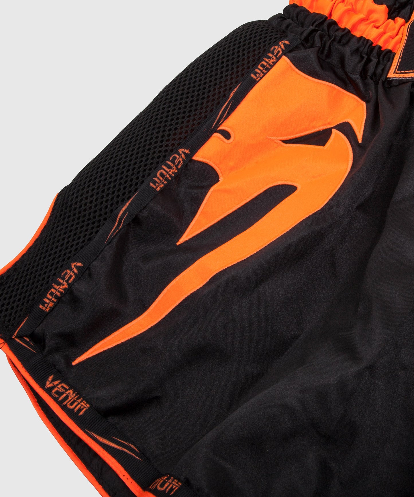 Pantalones Cortos de Muay Thai Venum Giant - Negro/Naranja Fluo