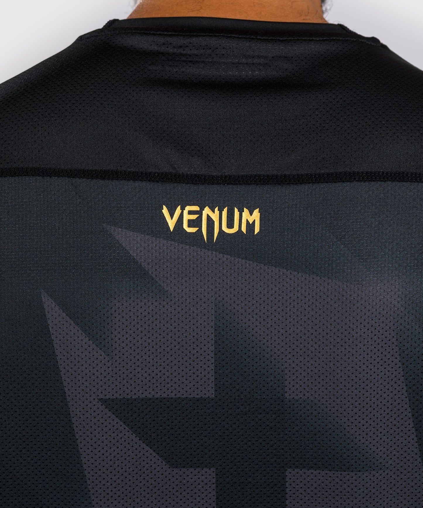 Camiseta Venum Razor Dry Tech - Negro/Oro