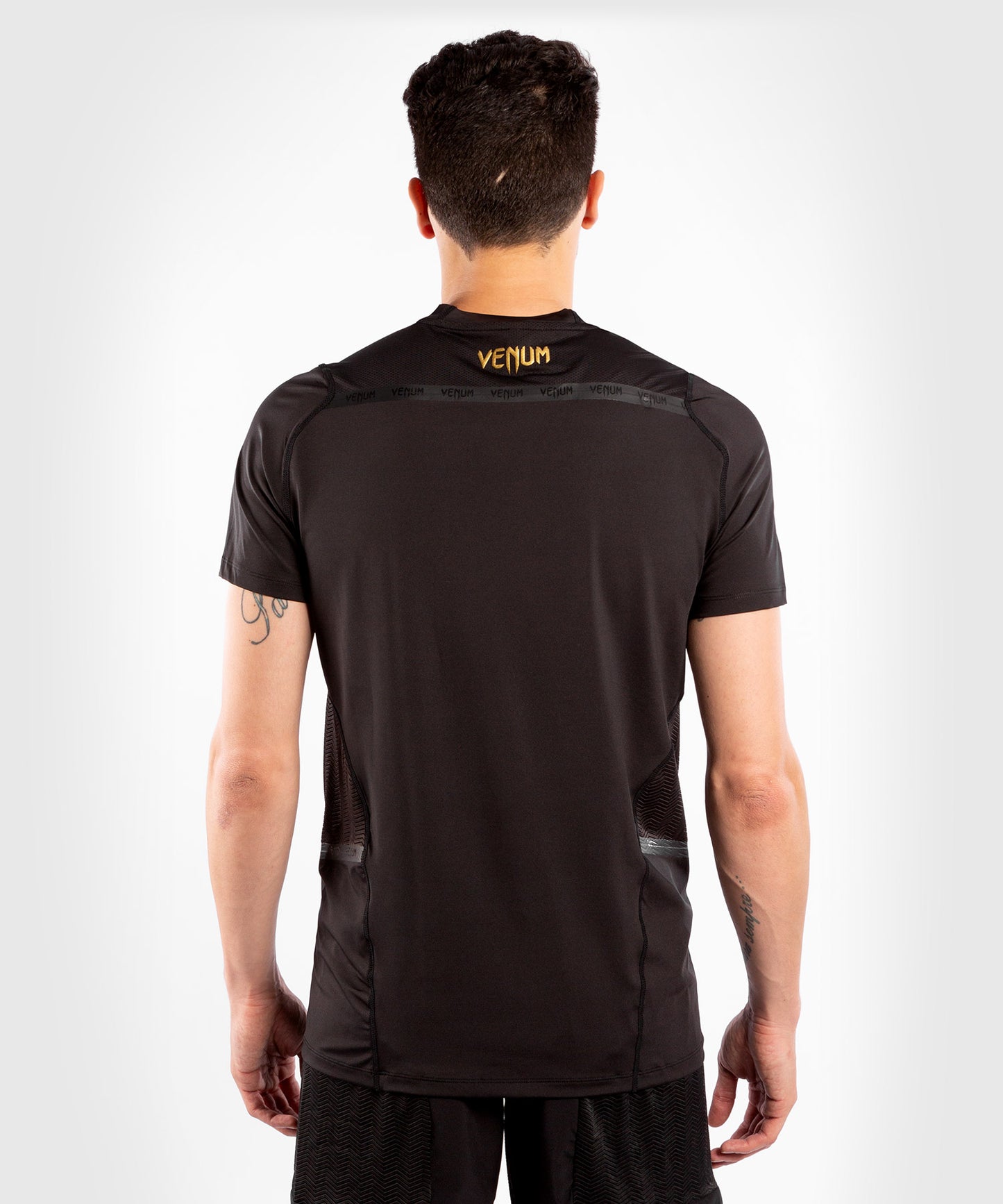 Camiseta Venum G-Fit Dry-Tech - Negro/Oro