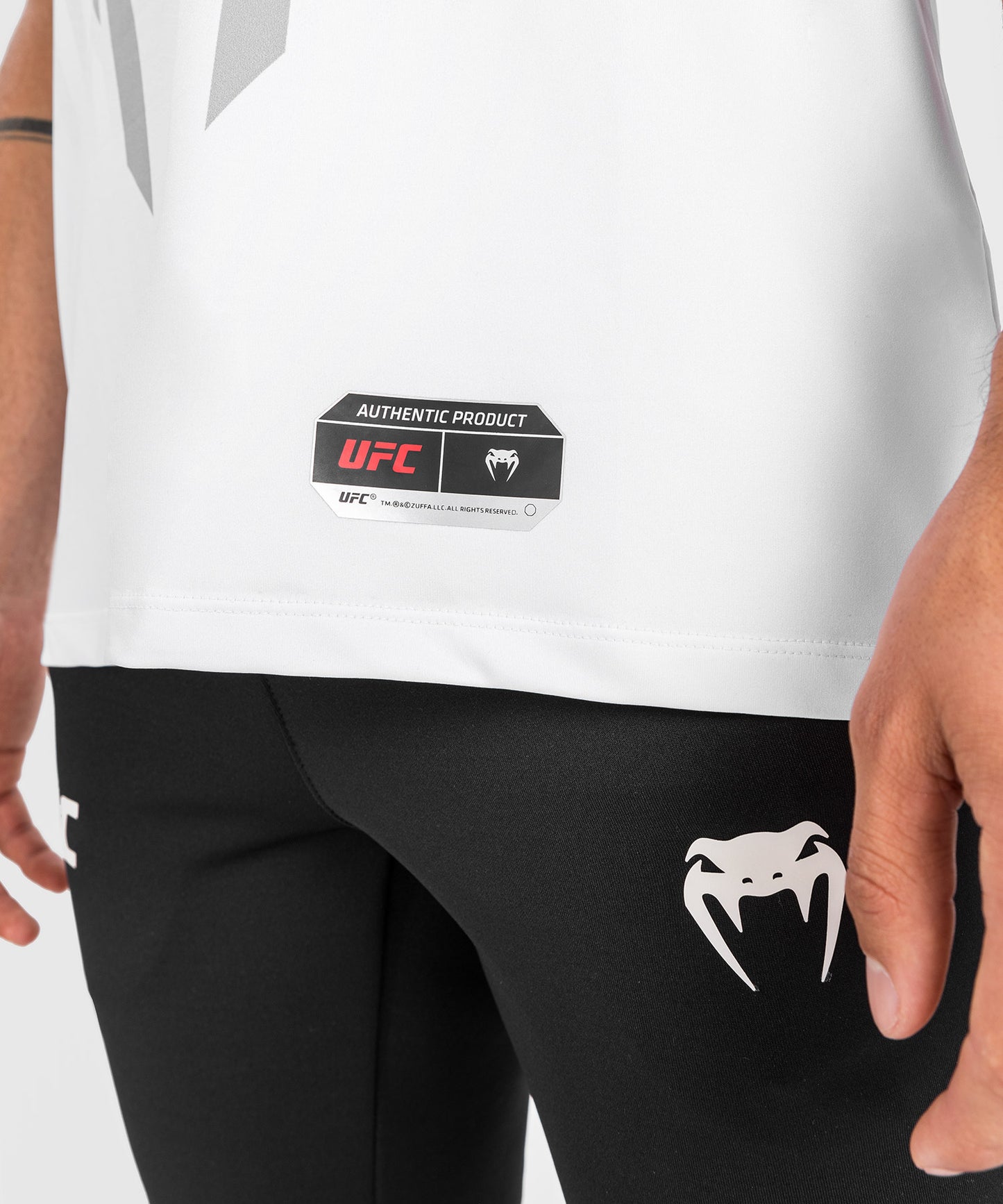 Camiseta UFC Venum Authentic Fight Night 2.0 Hombre - Blanco