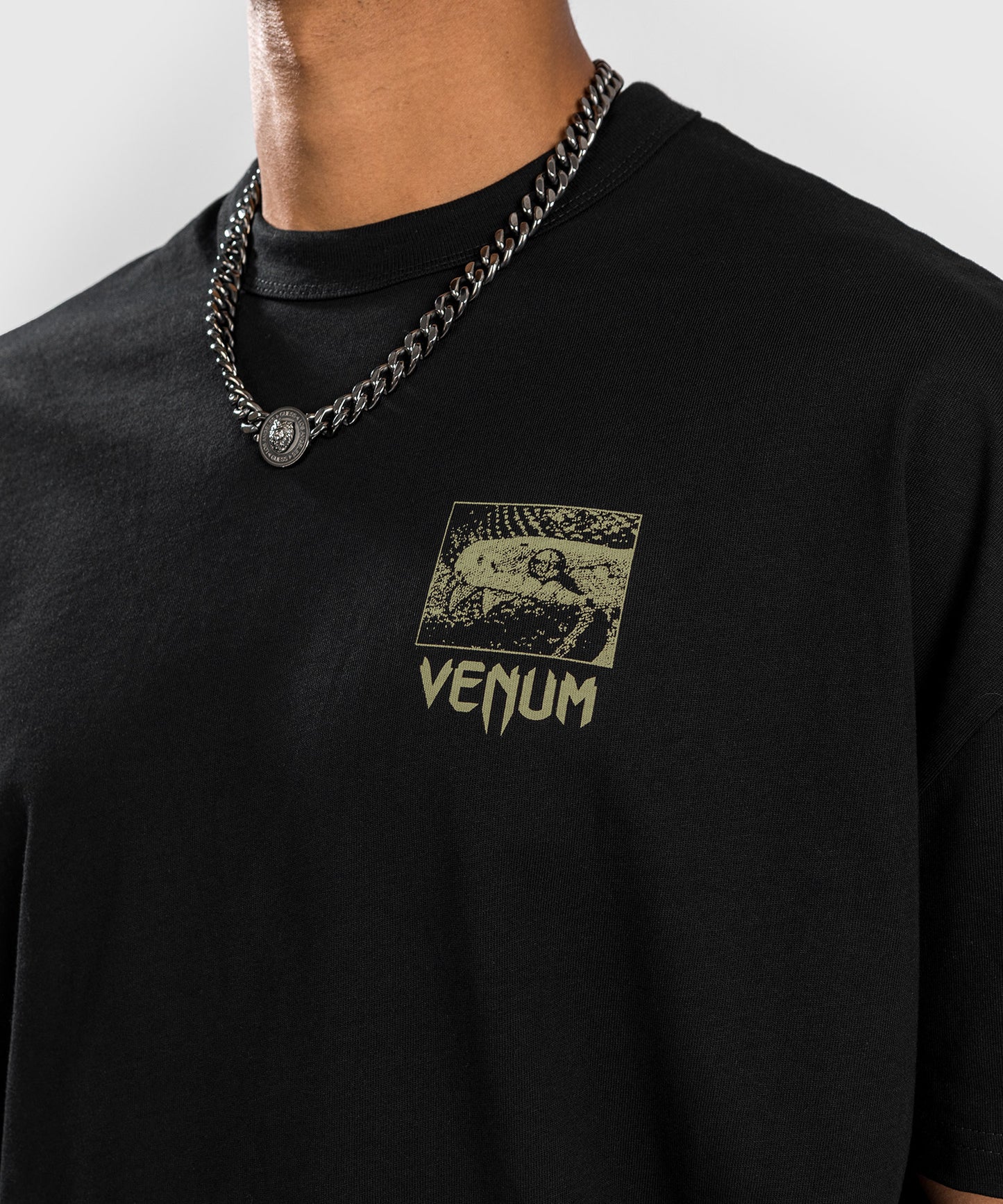 Camiseta Venum Fangs - Corte extragrande - Negro