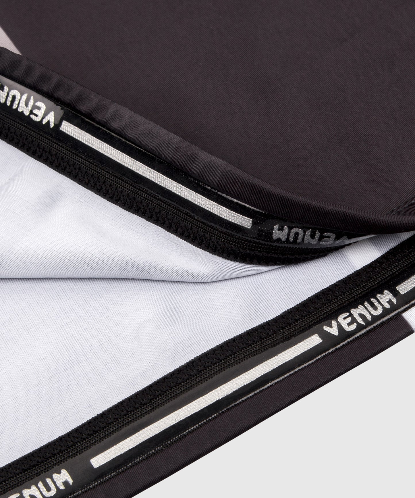 Rashguard Venum Logos - Mangas Cortas - Negro/Blanco