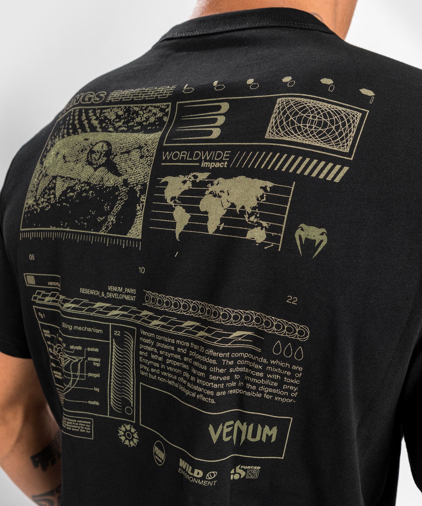 Camiseta Venum Fangs - Corte Recto - Negro