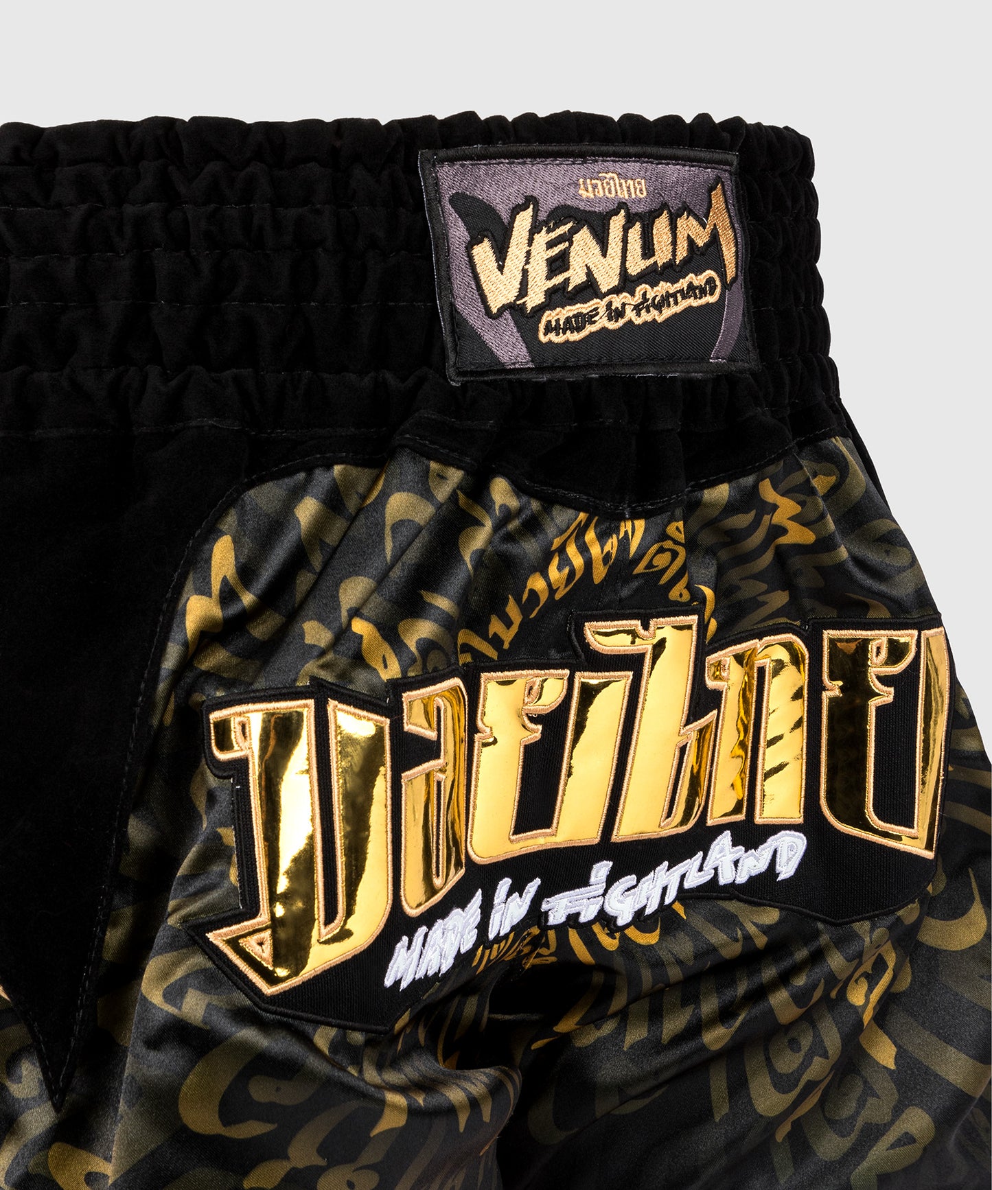 Venum Attack Shorts de Muay Thai - Negro/Oro